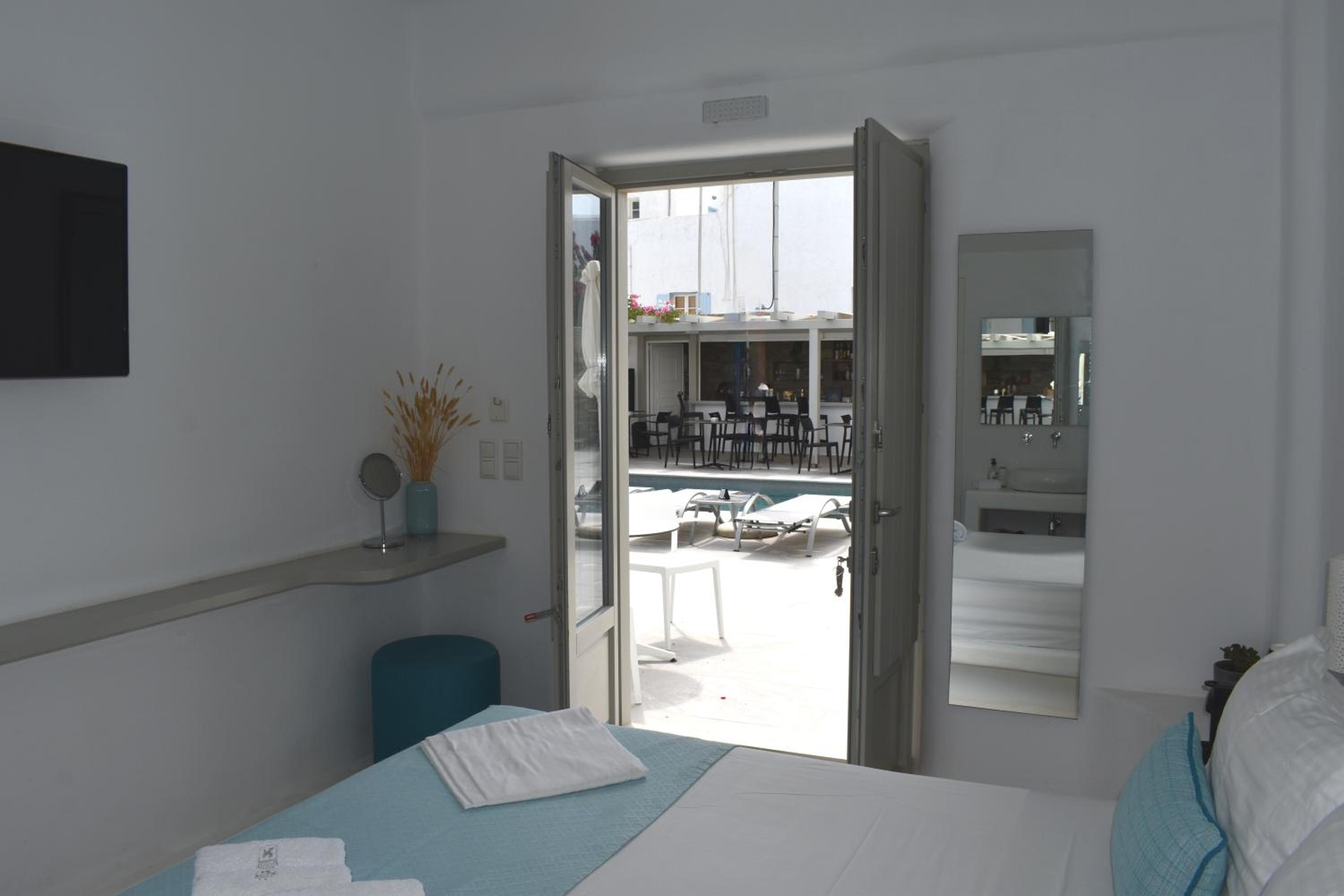 Deluxe Room Pool Front