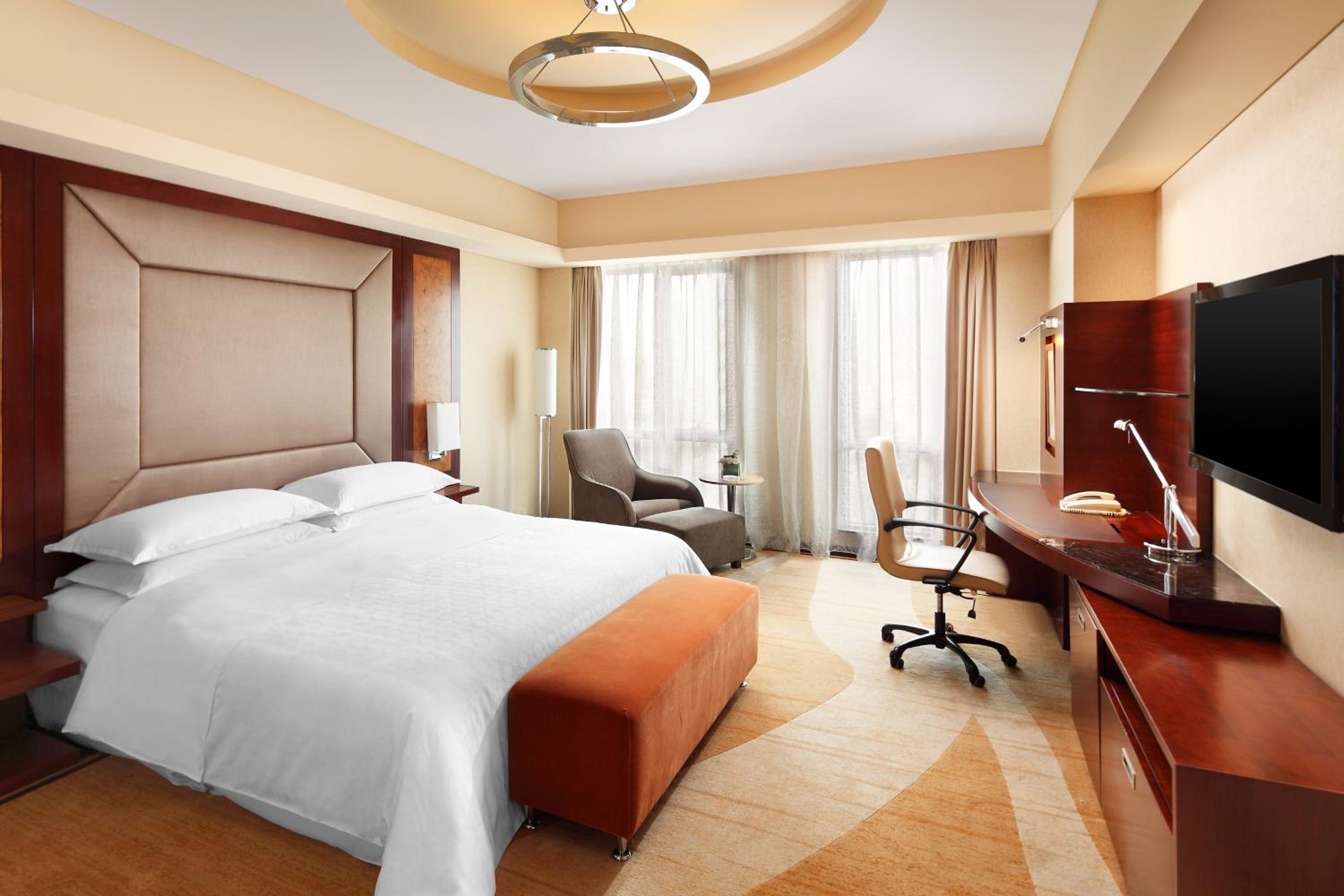 Club Rooms, Club level, Guest room, 1 King, City view