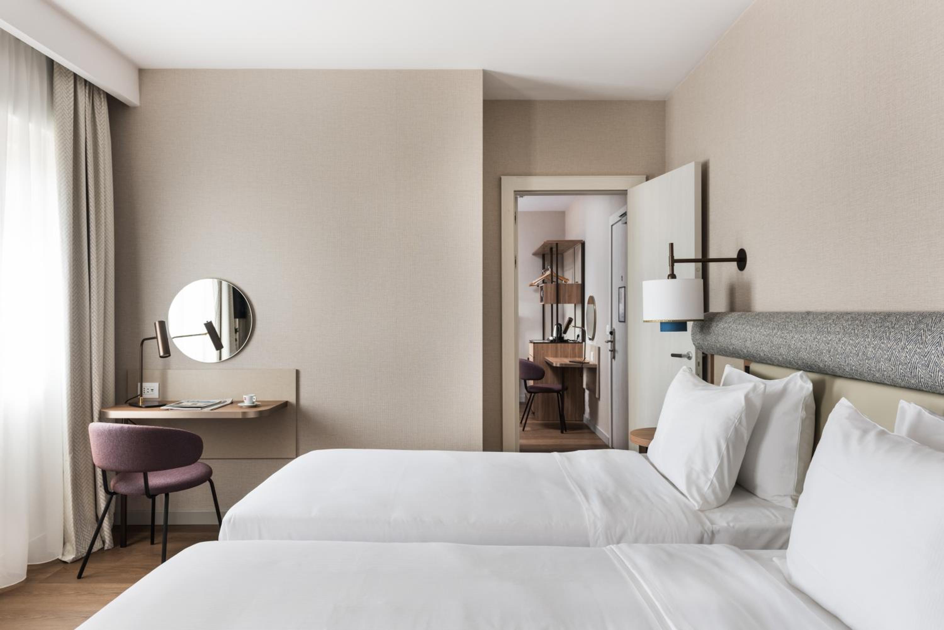 Twin Room - Photo 4