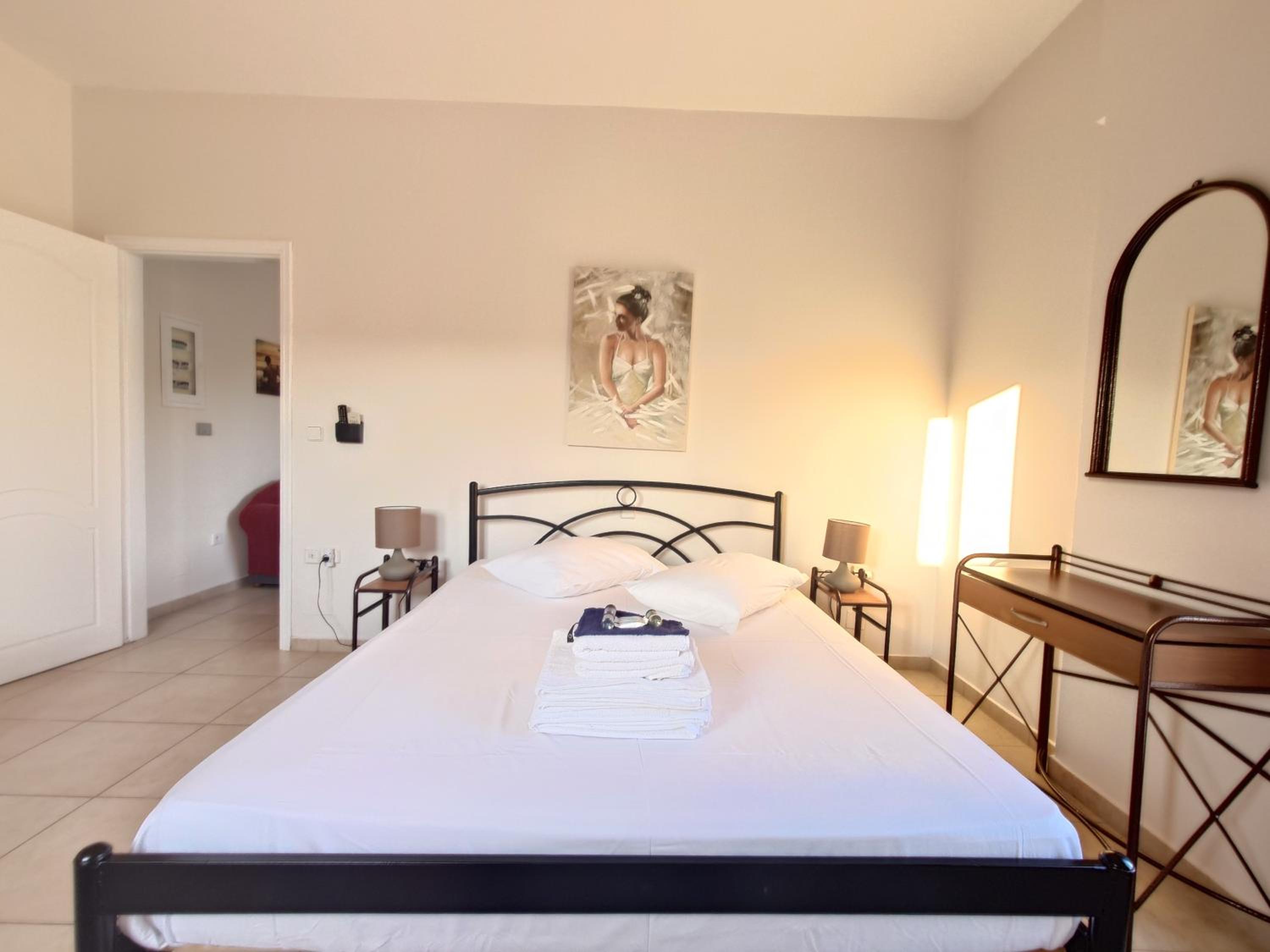 One-Bedroom Apartment - Photo 1