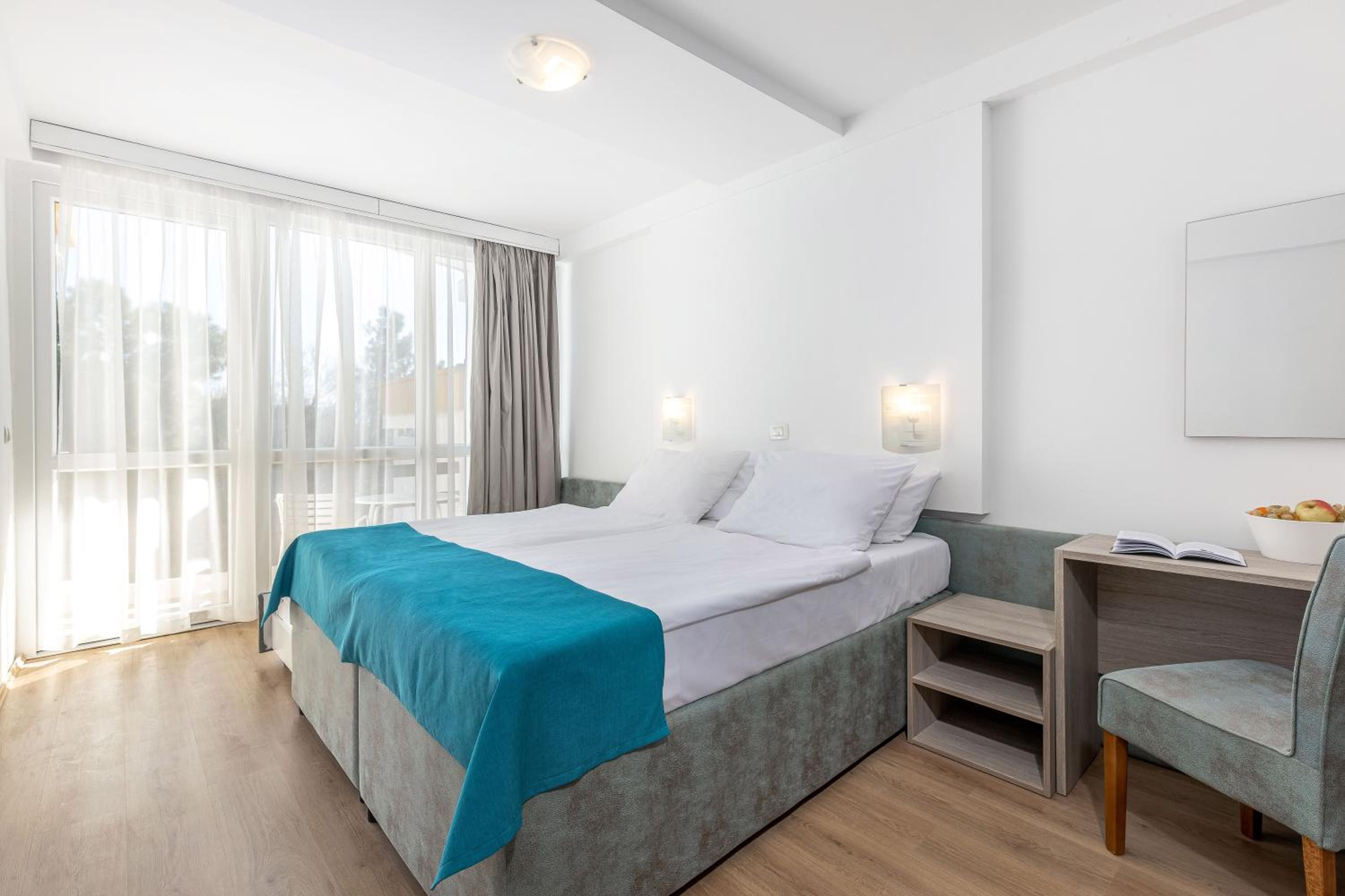 Twin Room with Extra Bed and Sea Side View
