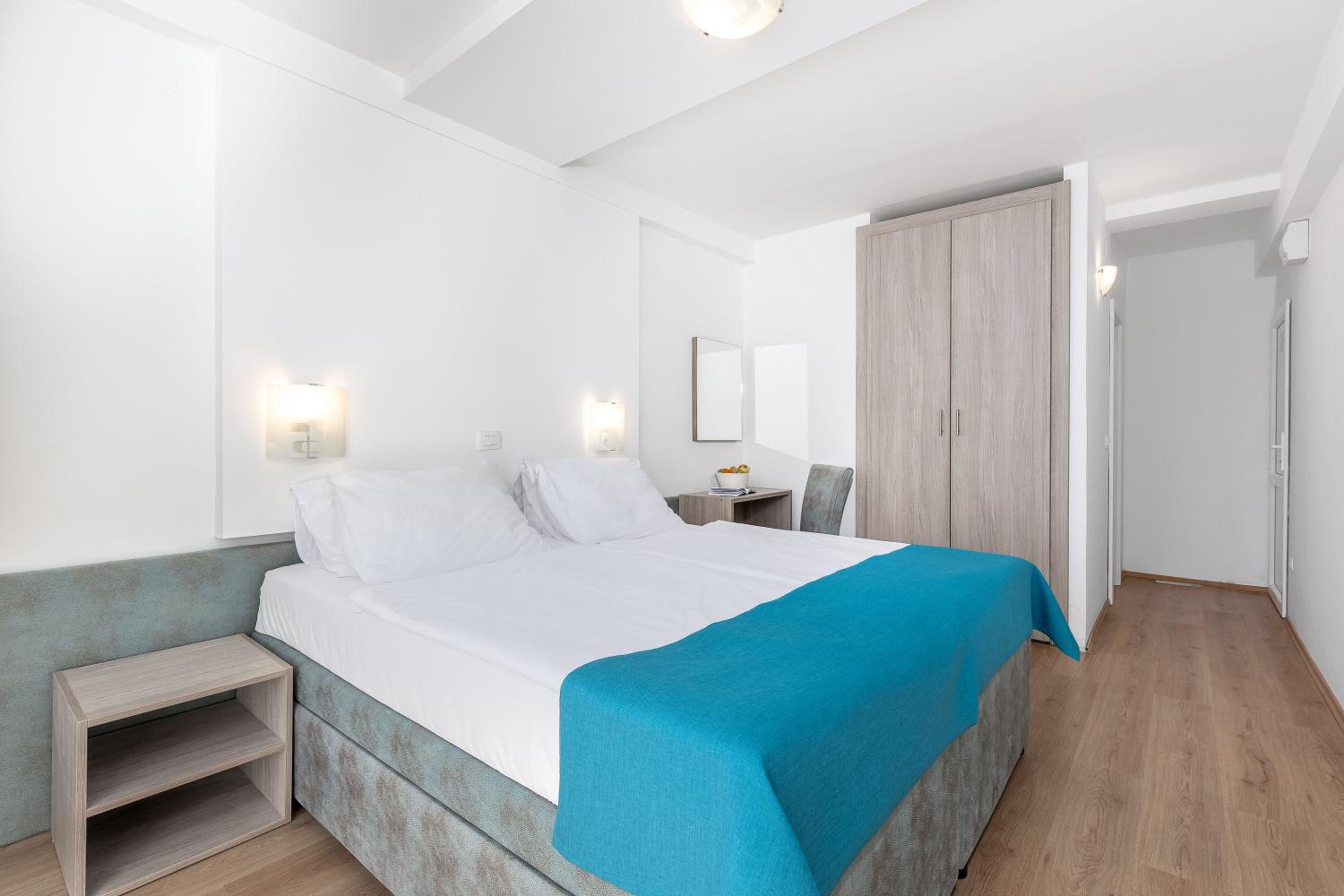 Twin Room with Extra Bed and Sea Side View photo 3