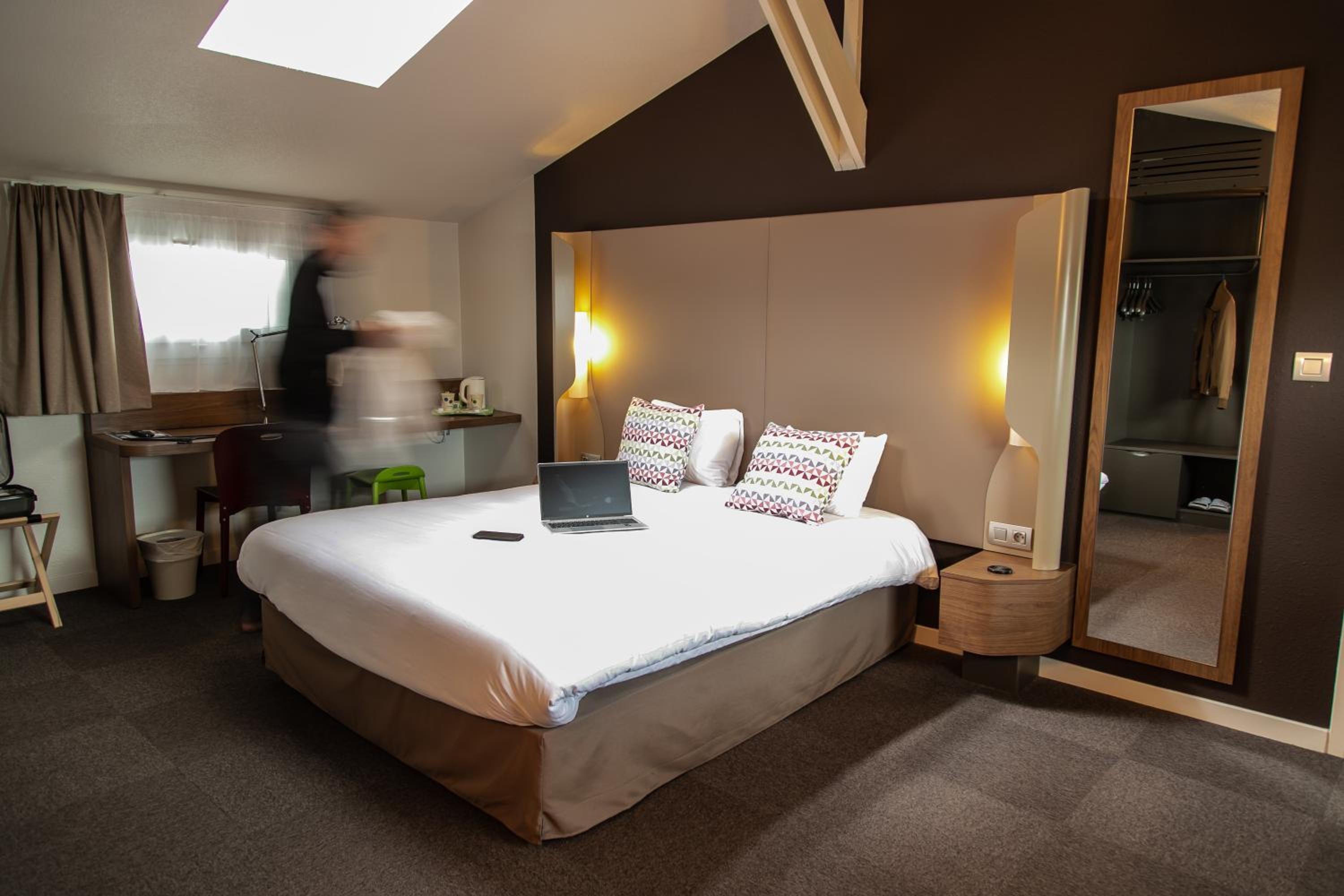 Room with One Double and Twin Beds photo 2