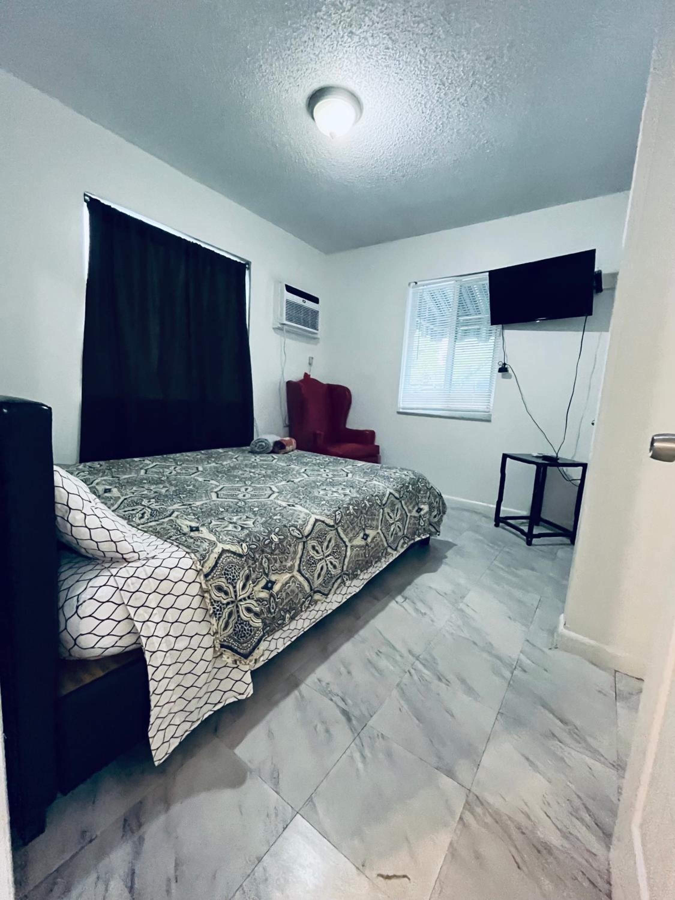 One-Bedroom Apartment photo 1