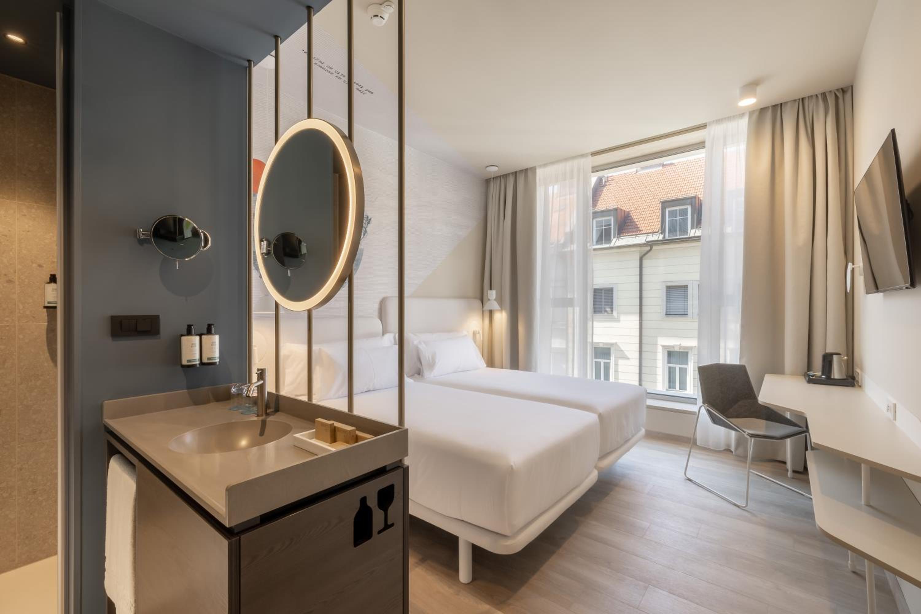 Superior Double or Twin Room City View - Photo 6