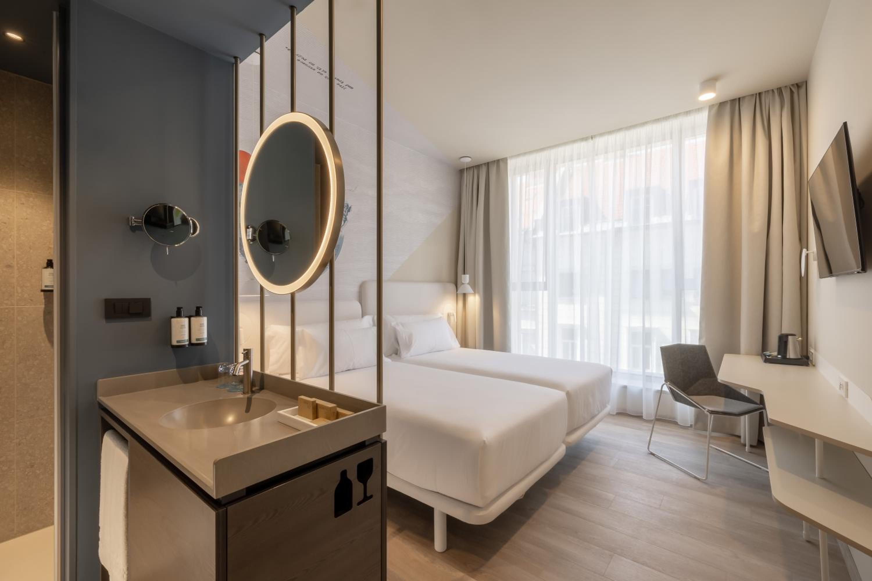 Superior Double or Twin Room City View - Photo 8