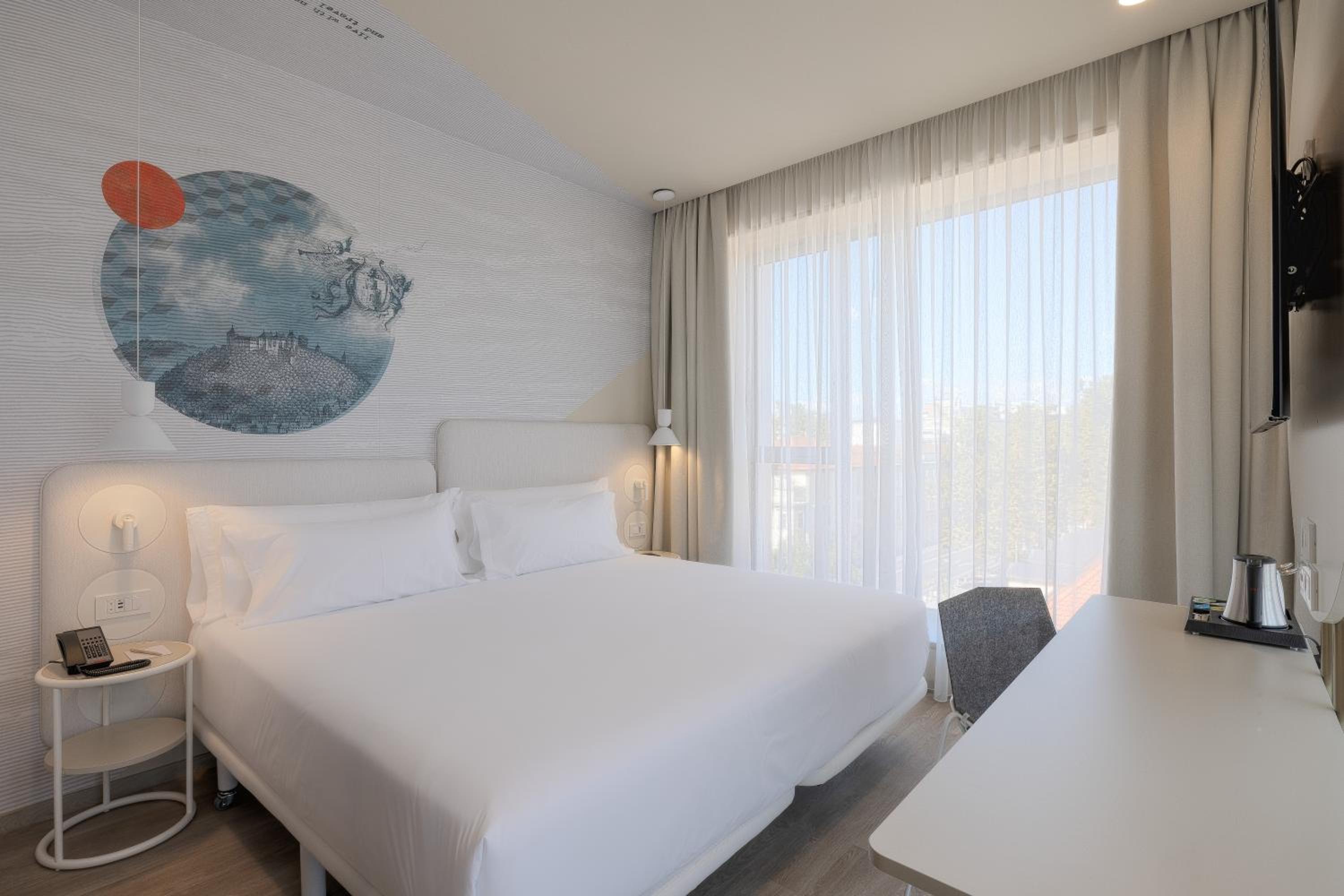 Superior Double or Twin Room City View - Photo 9