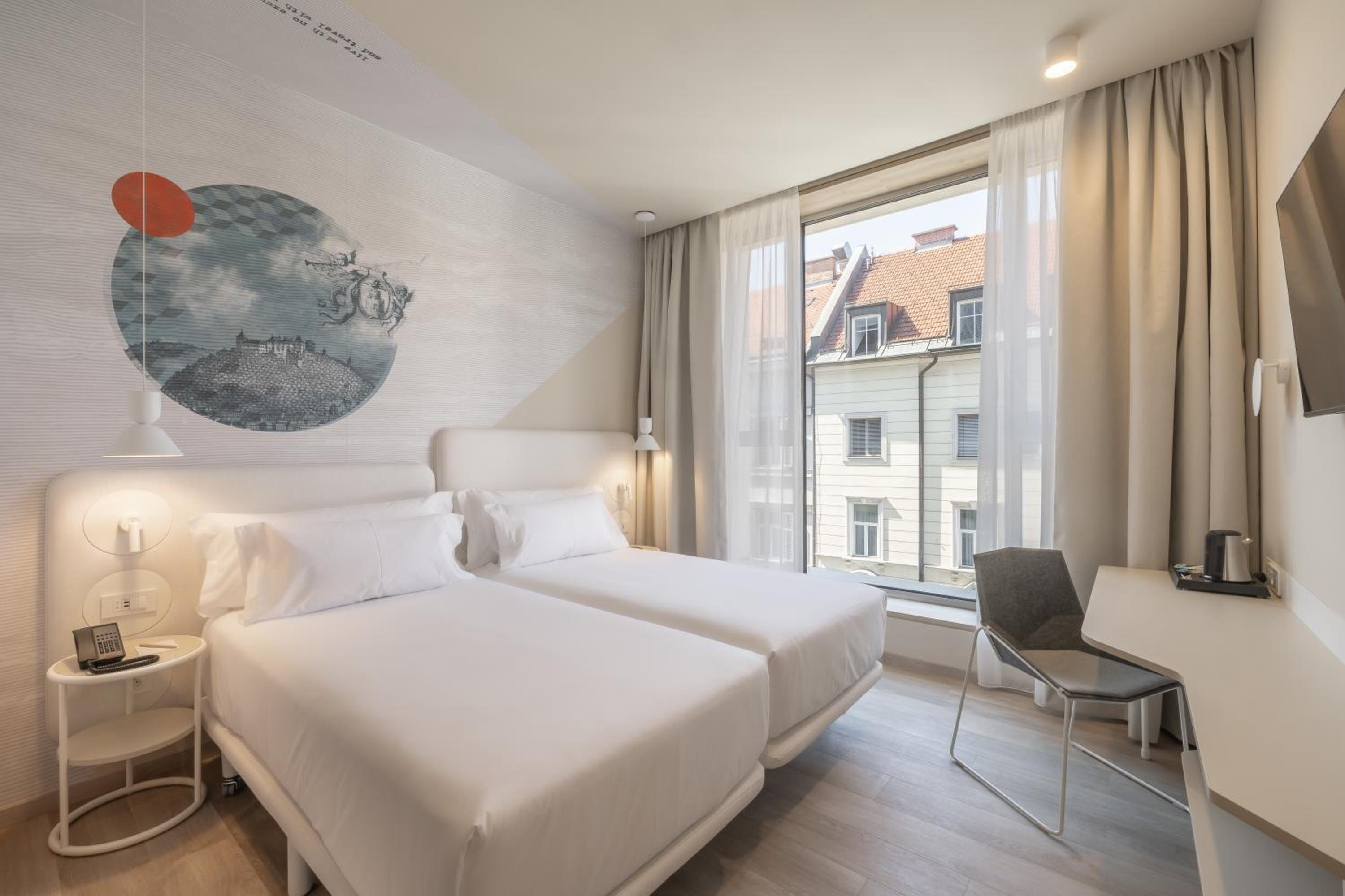 Superior Double or Twin Room City View - Photo 10