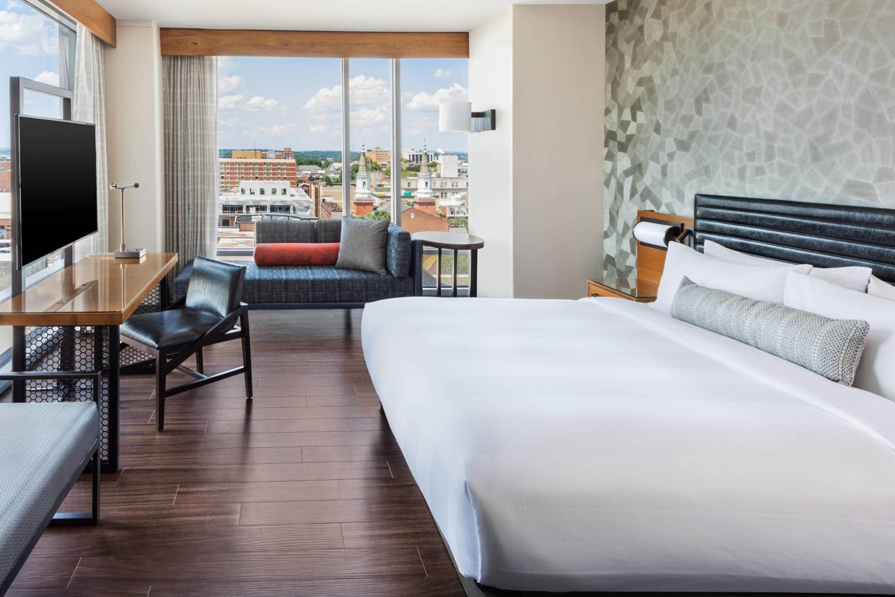 Deluxe East Corner King, Guest room, 1 King, City view - Photo 1