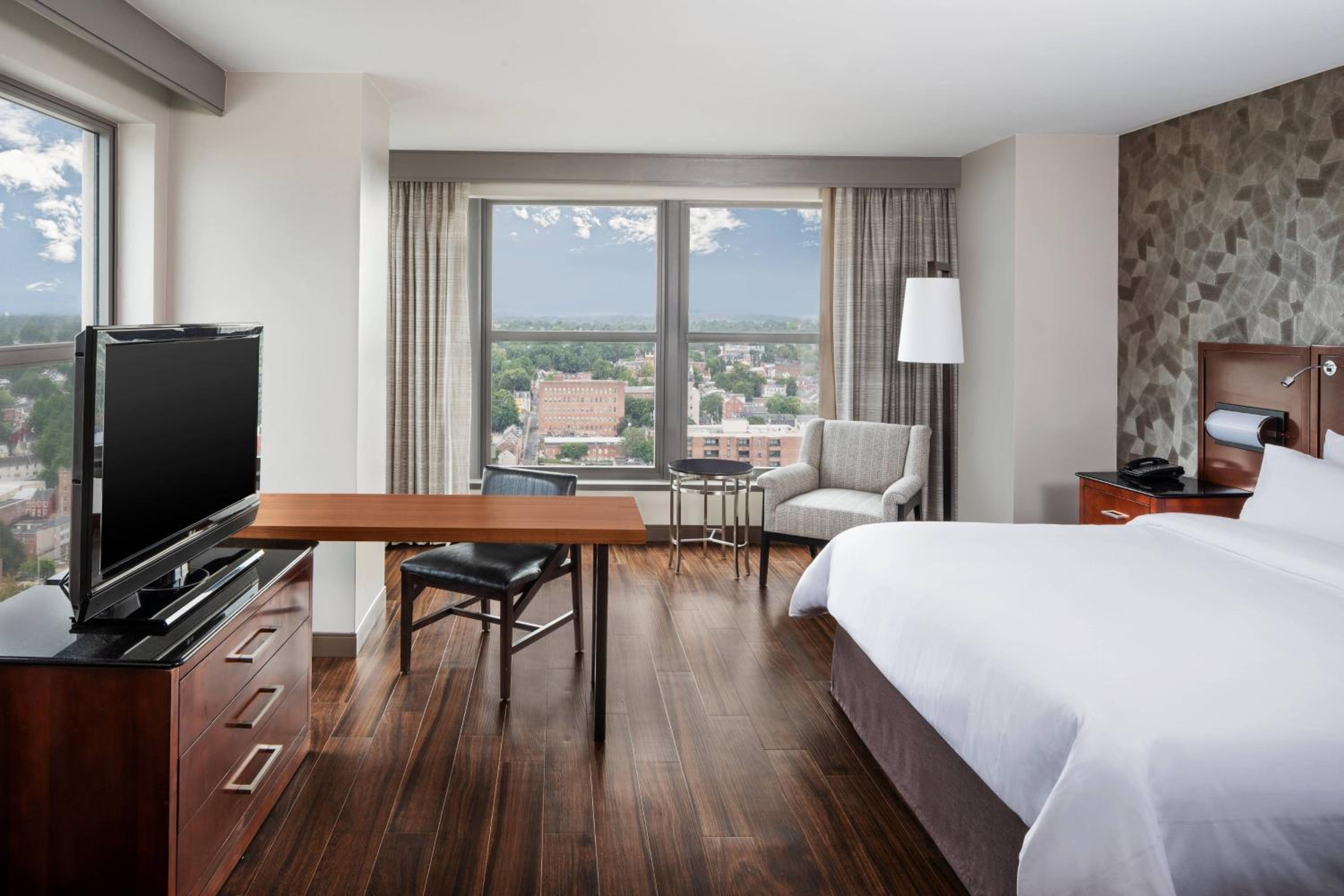 Deluxe West Corner King, Larger Guest room, 1 King - Photo 1
