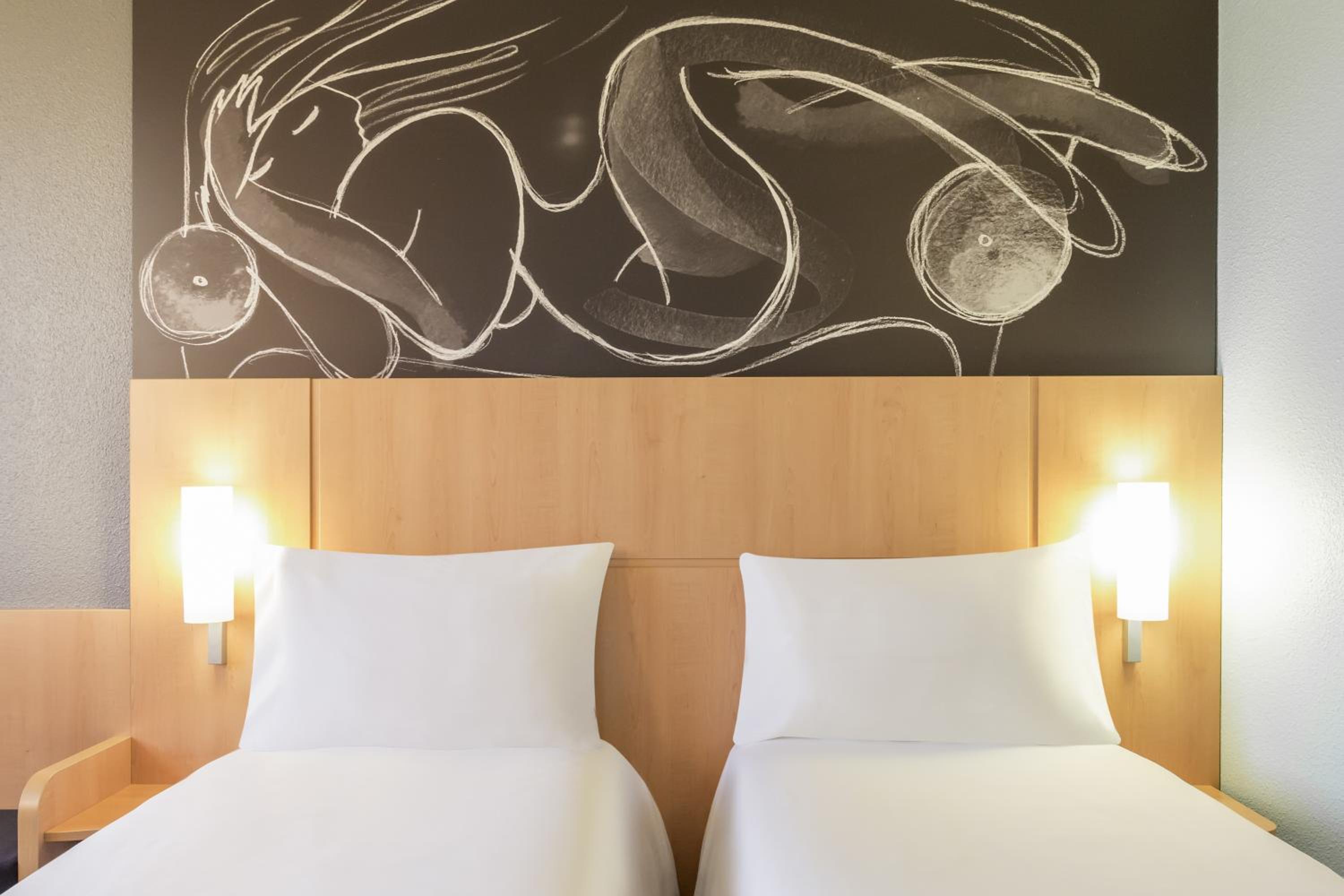 Standard Twin Room - Photo 4