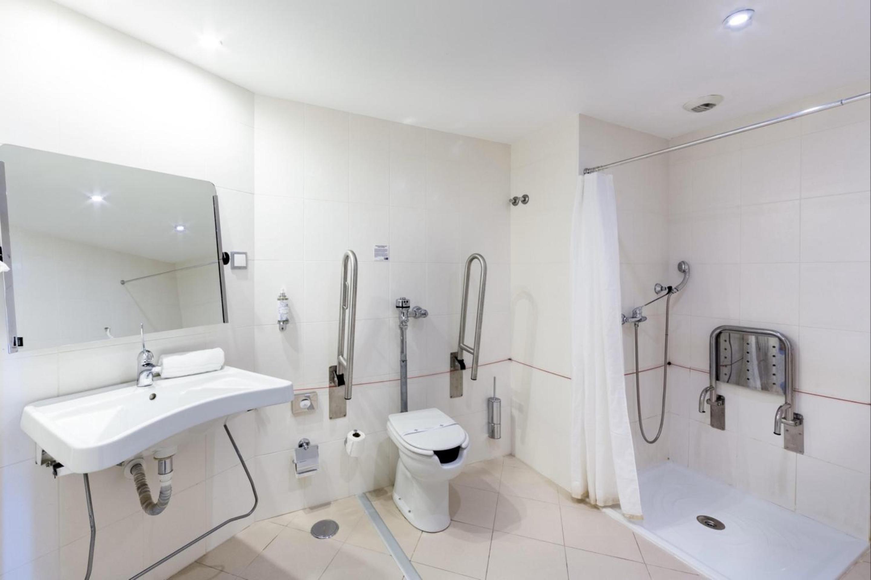 Standard Double Room - Mobility Access - Photo 2