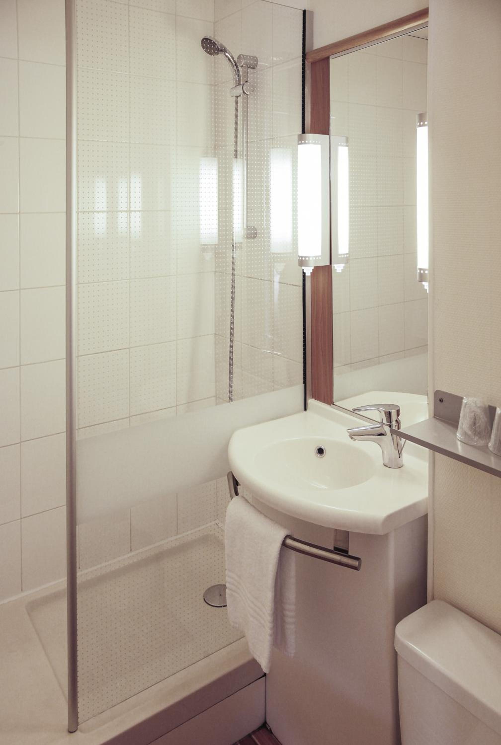 Standard Twin Room - Photo 5