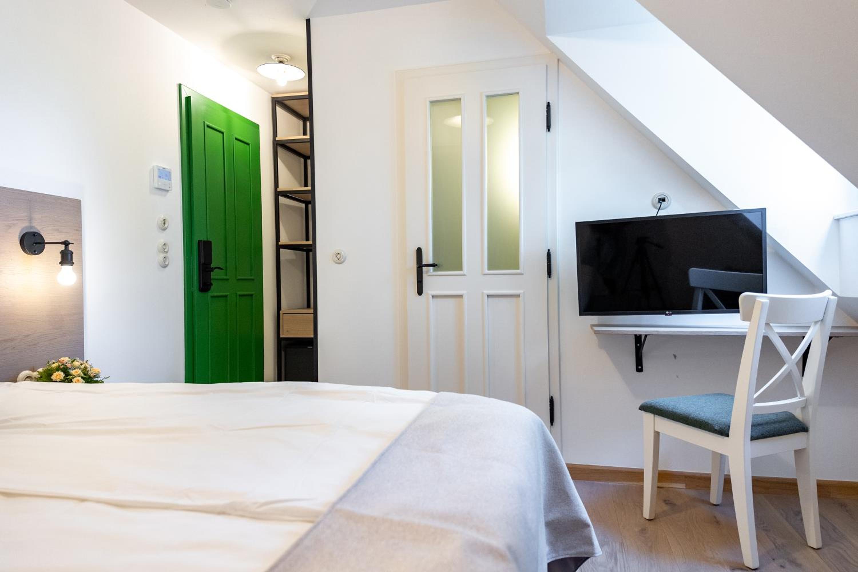 Standard Double Room - Photo 7