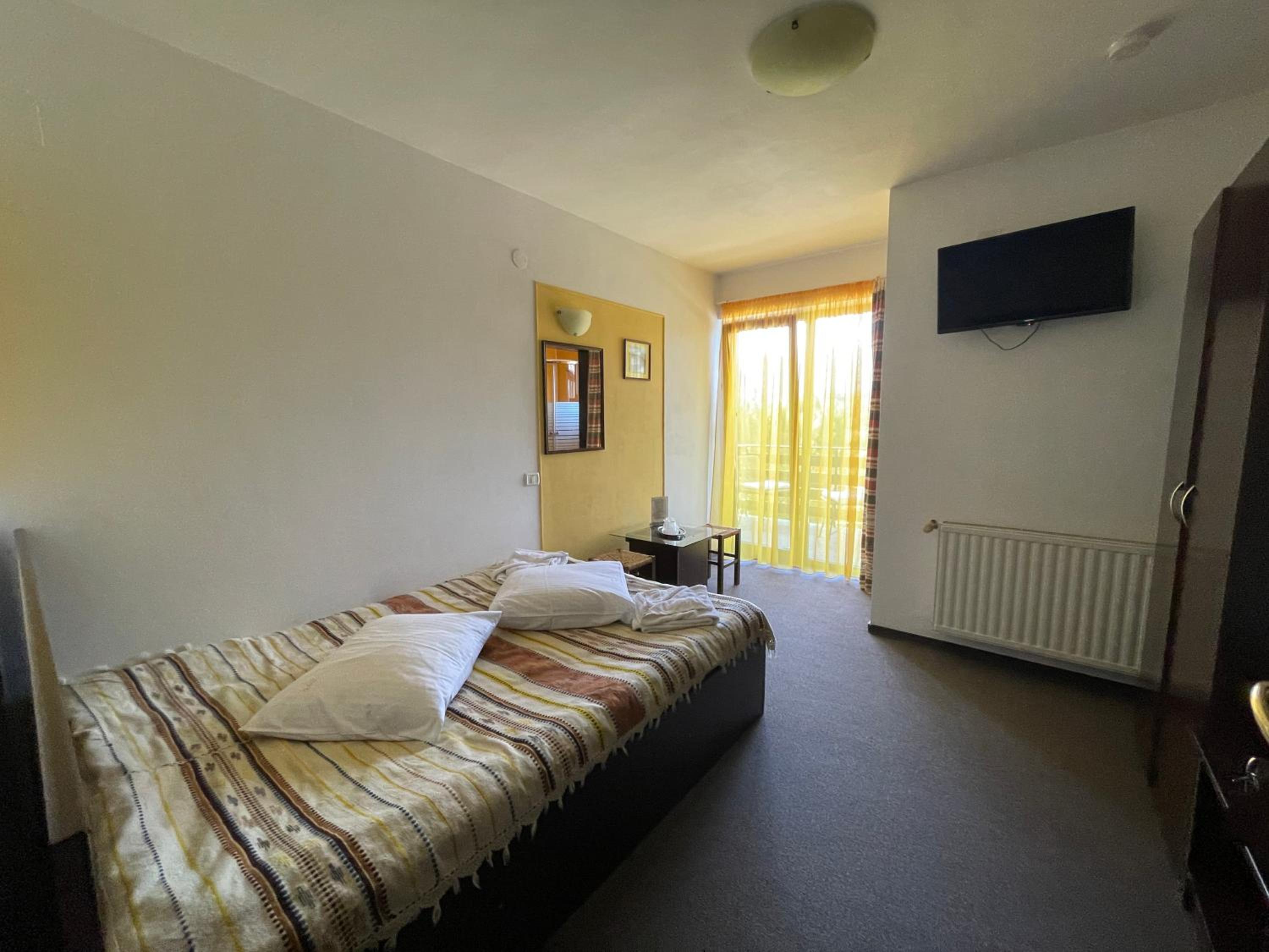 Double Room with Balcony - Photo 4