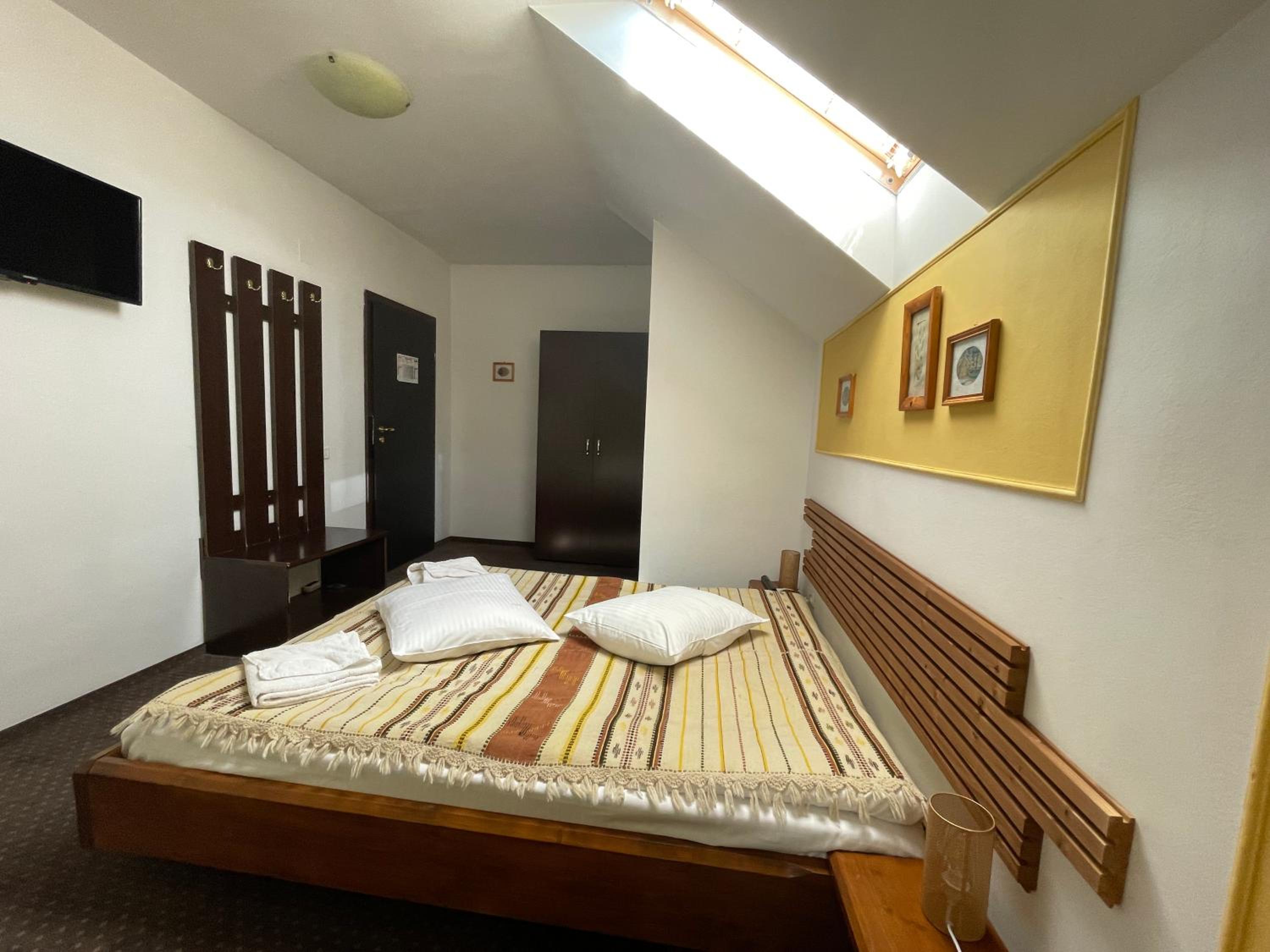 Double Room - Photo 9