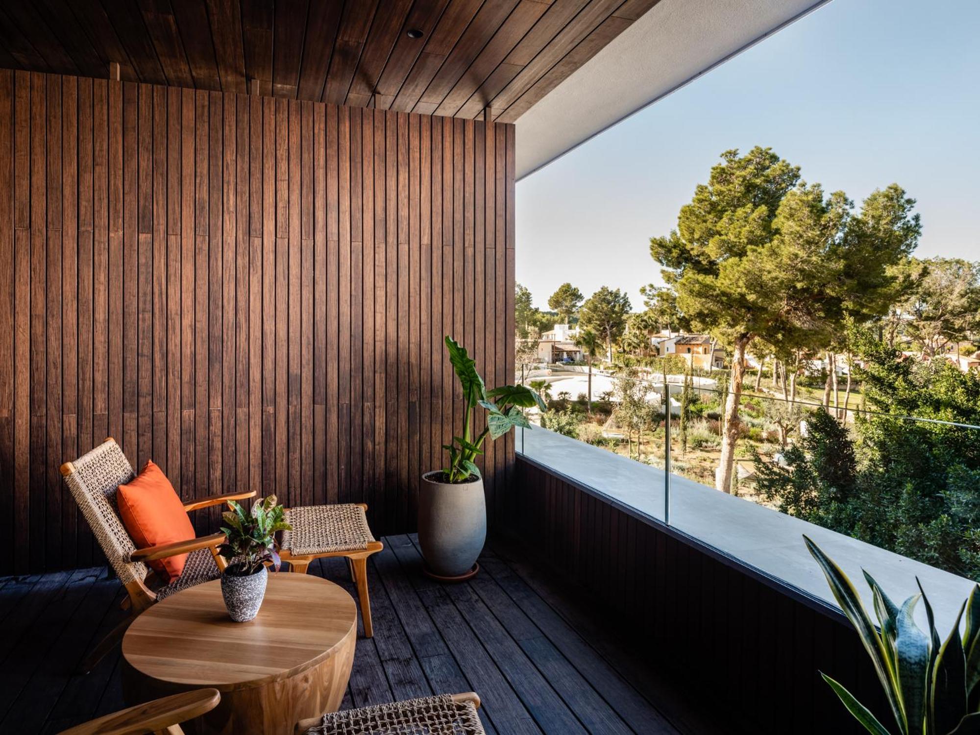 King Double Room with Balcony - Photo 3