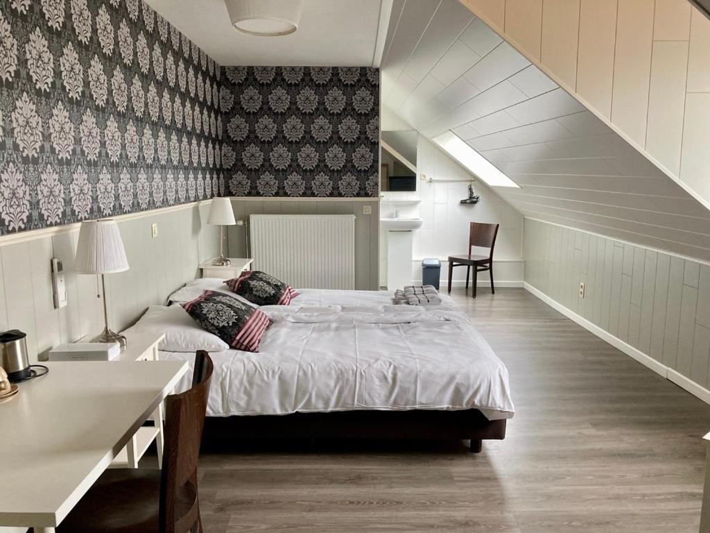 Double or Twin Room photo 3