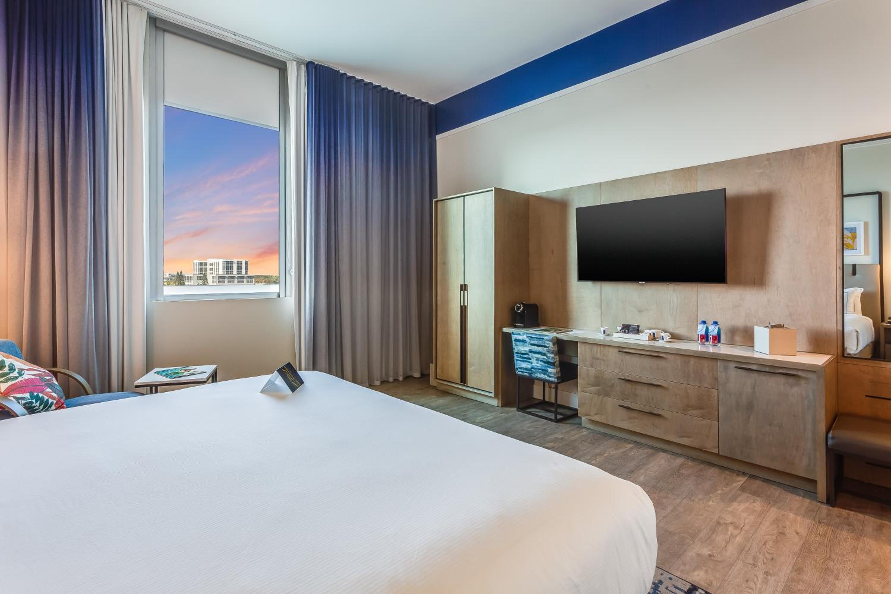 Deluxe King Room - Photo 2