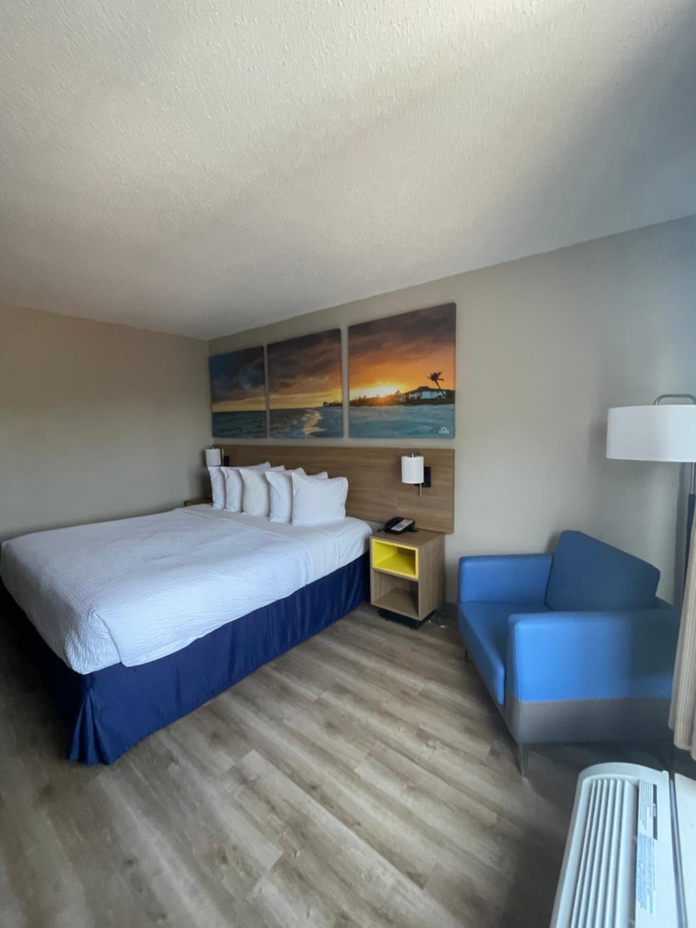 Deluxe King Room - Non-Smoking - Photo 5