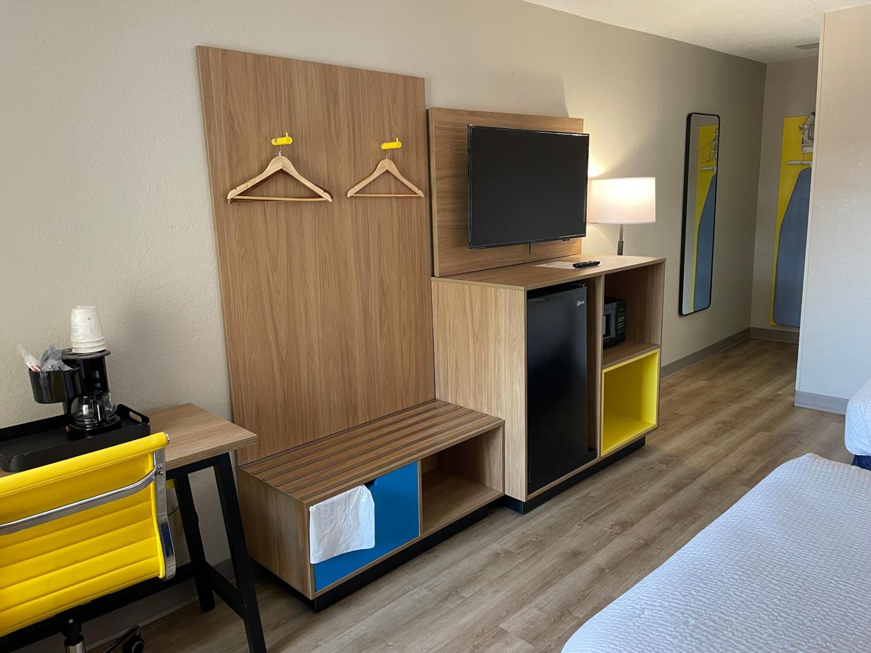 King Room with Bath Tub - Mobility Accessible/Non-Smoking - Photo 4