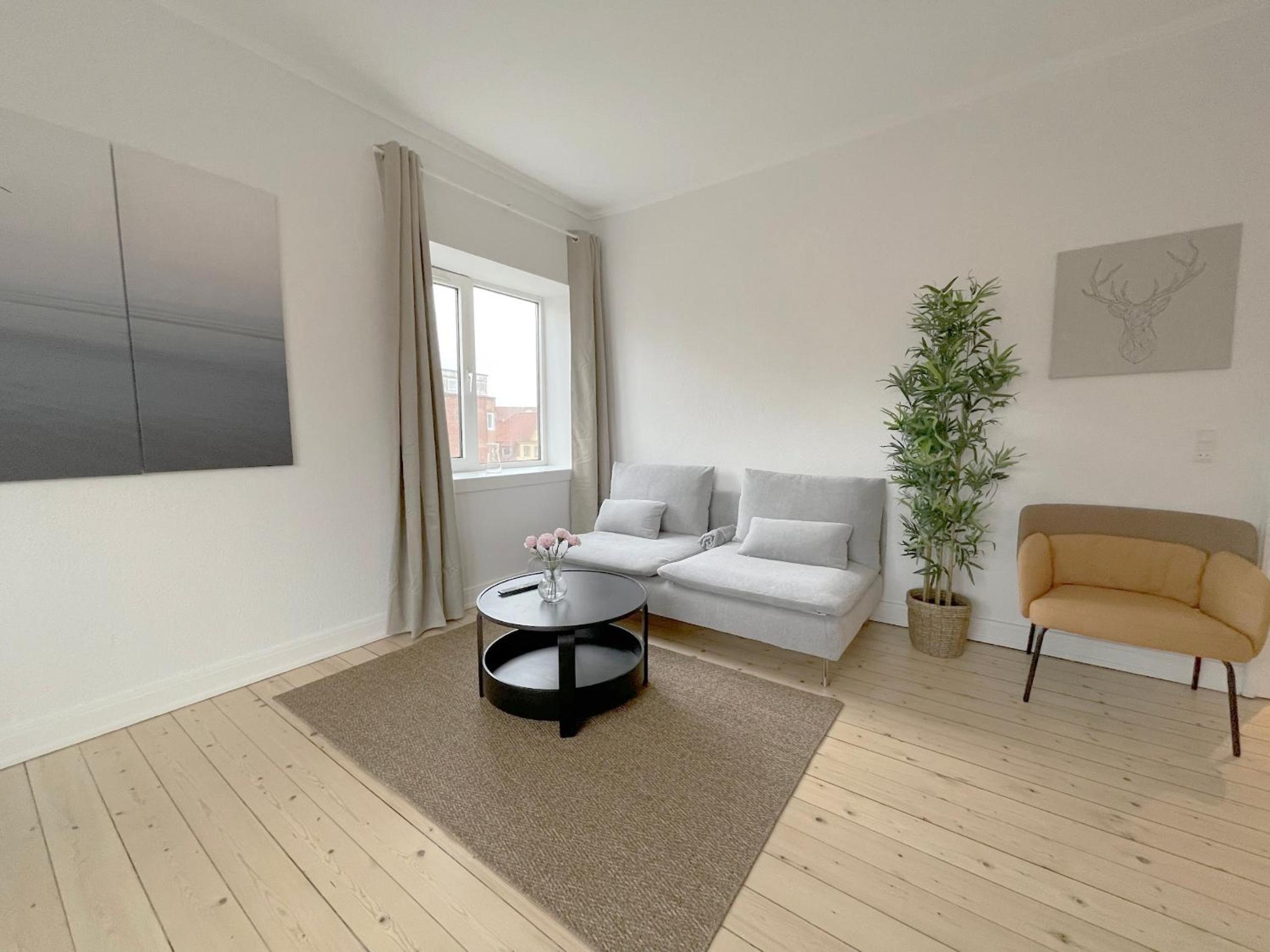 One-Bedroom Apartment photo 1