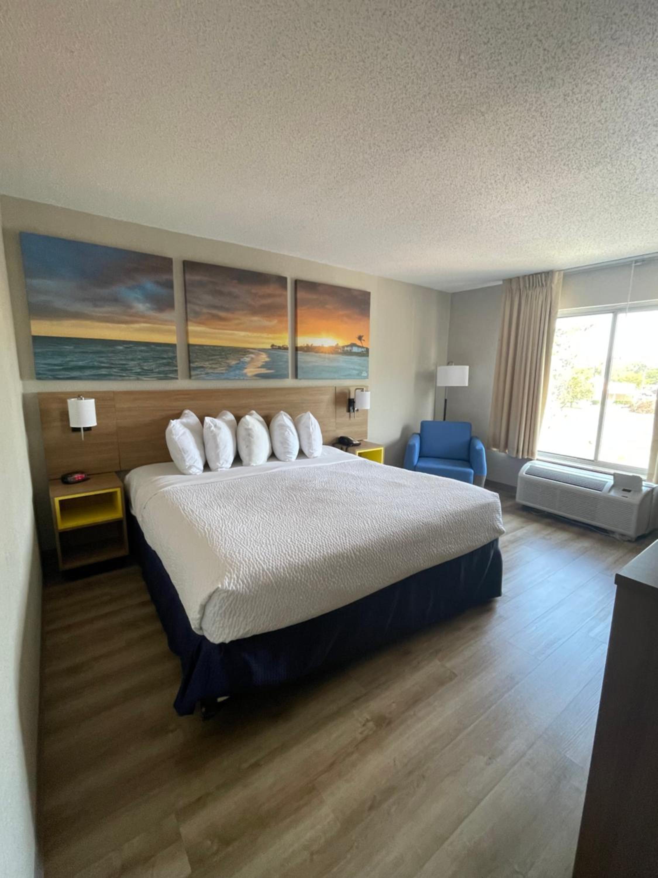 Deluxe King Room - Non-Smoking - Photo 2