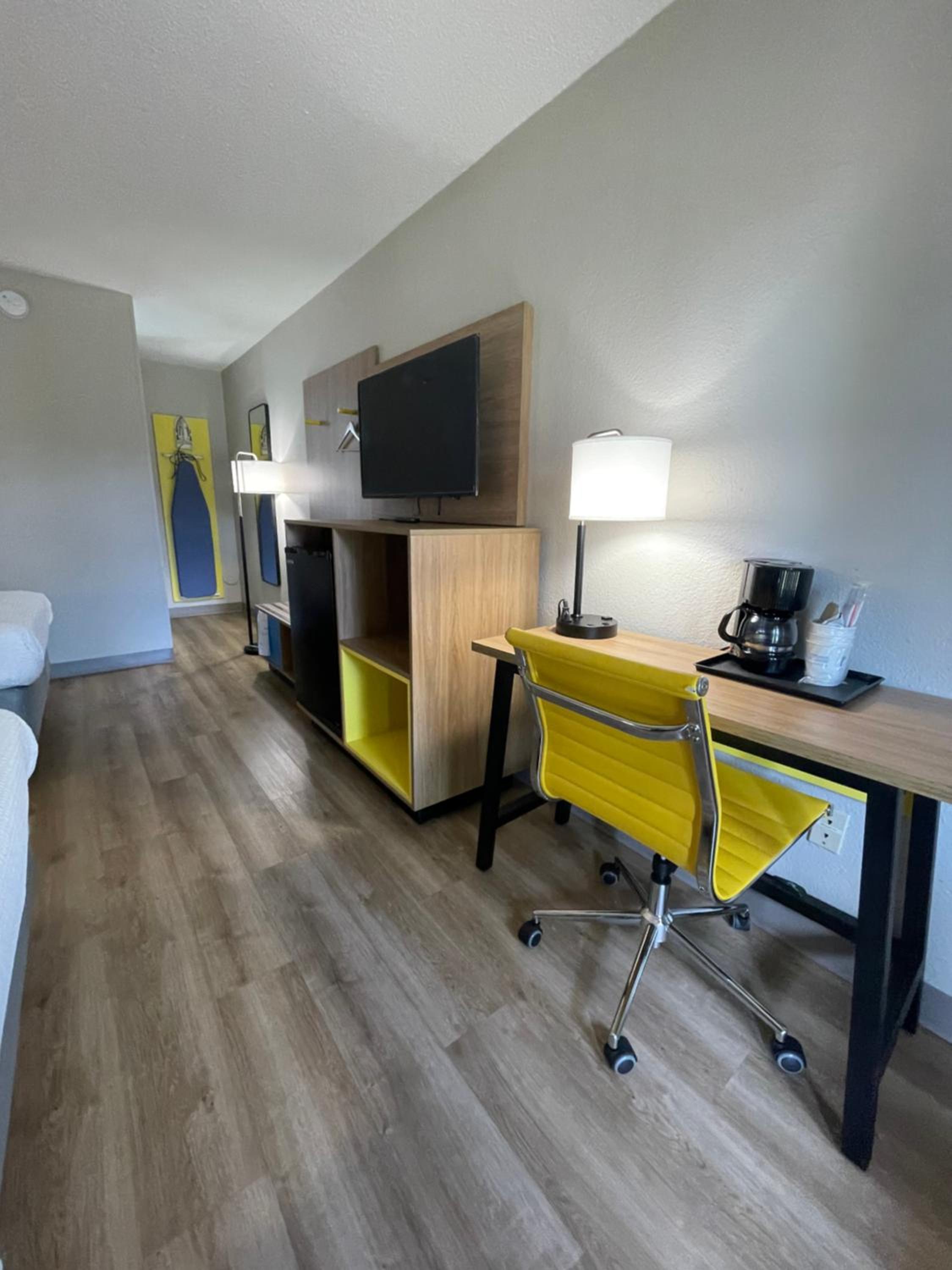 Deluxe King Room - Non-Smoking - Photo 6