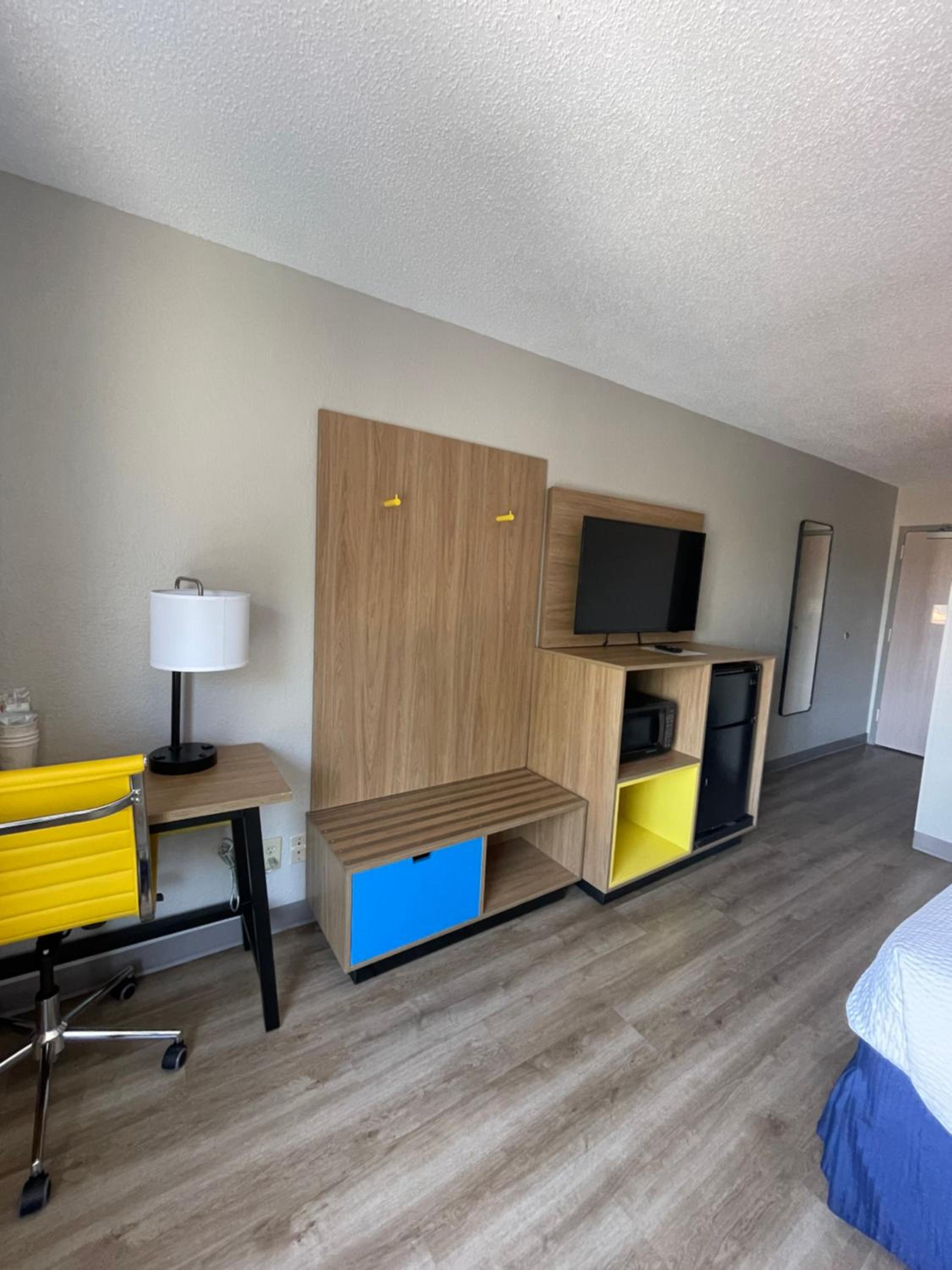 Deluxe King Room - Non-Smoking - Photo 4
