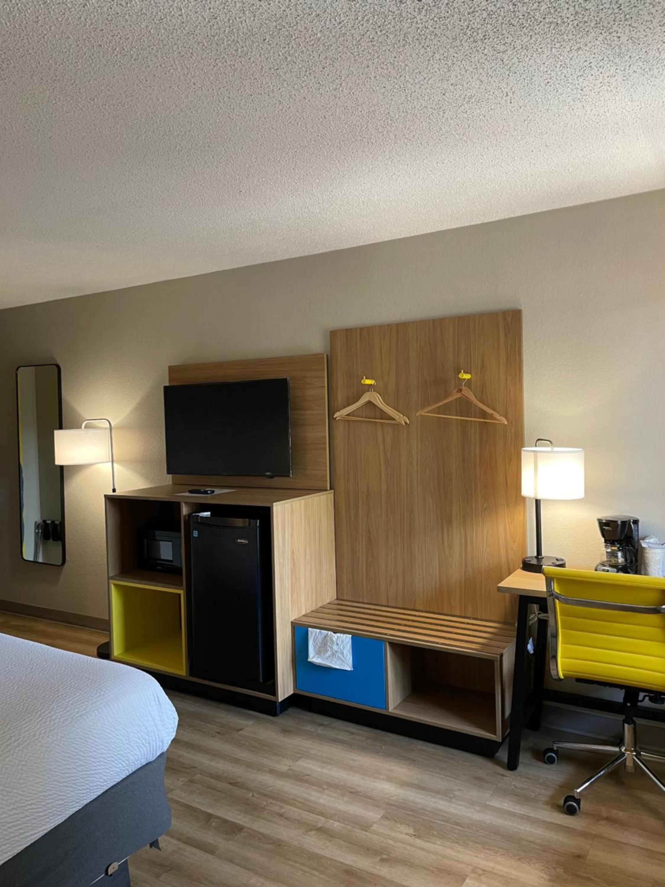 King Room with Roll-In Shower - Mobility Access/Non-Smoking - Photo 4