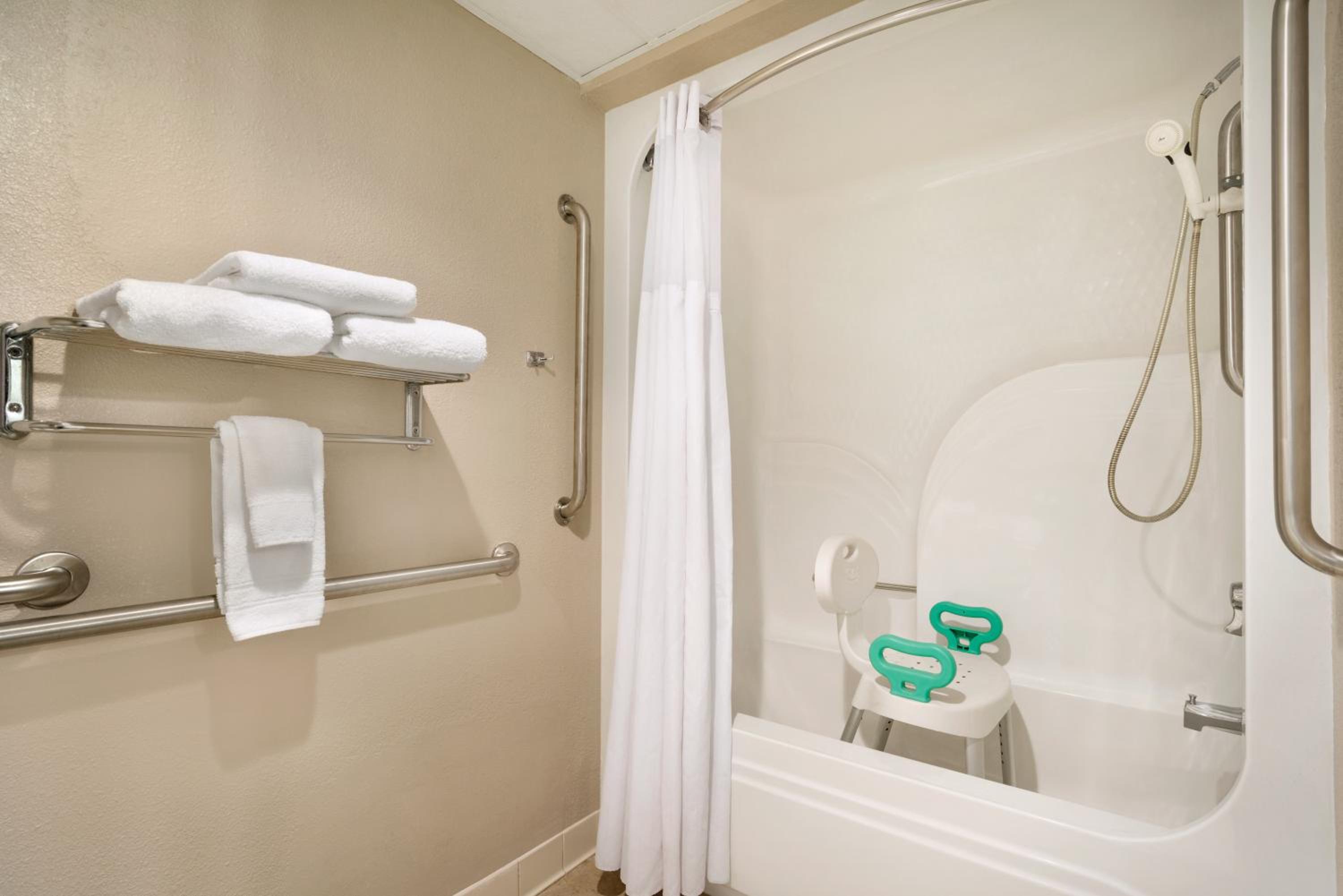 Queen Room - Mobility Access/Non-Smoking
