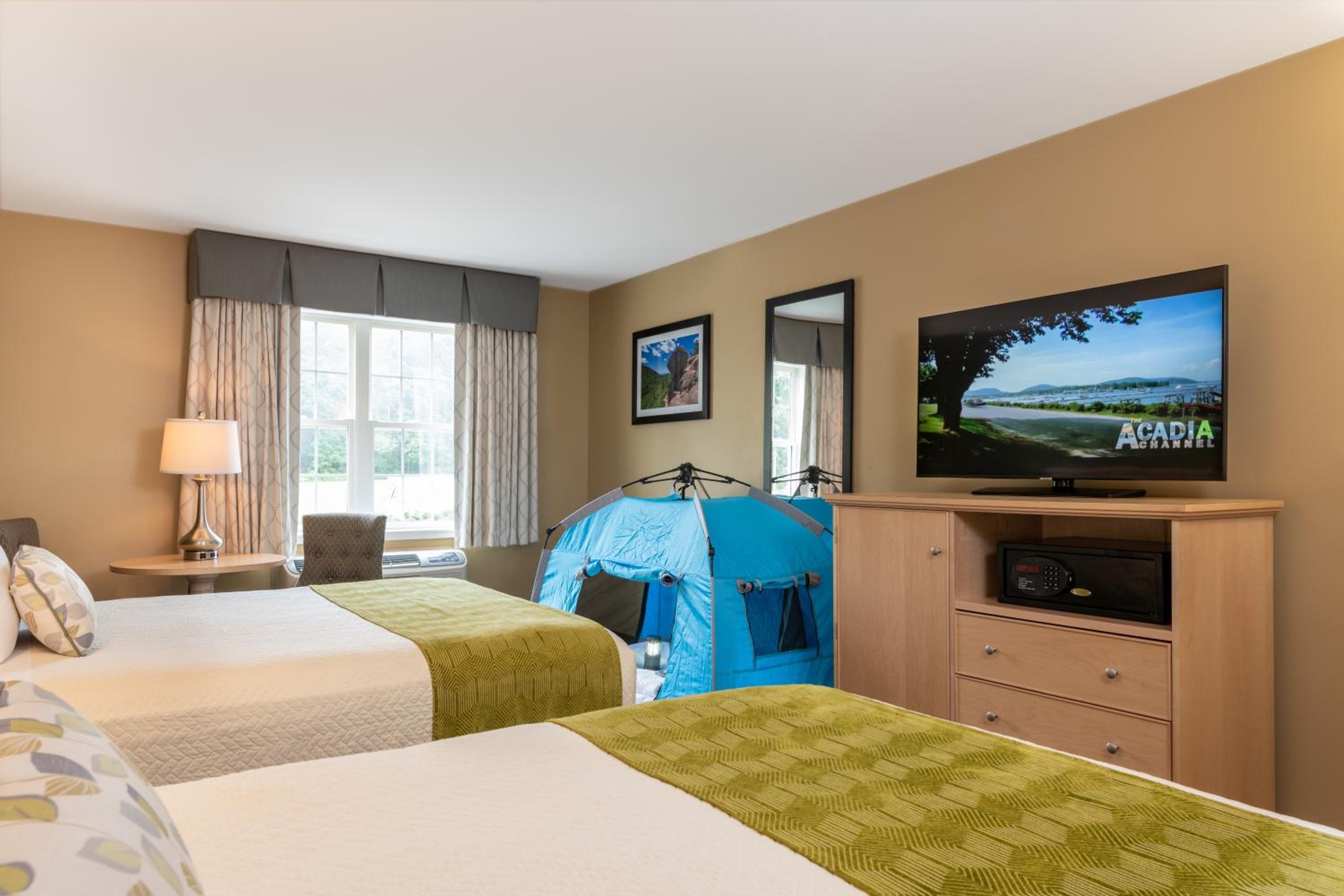 Deluxe Queen Room with Two Queen Beds photo 2