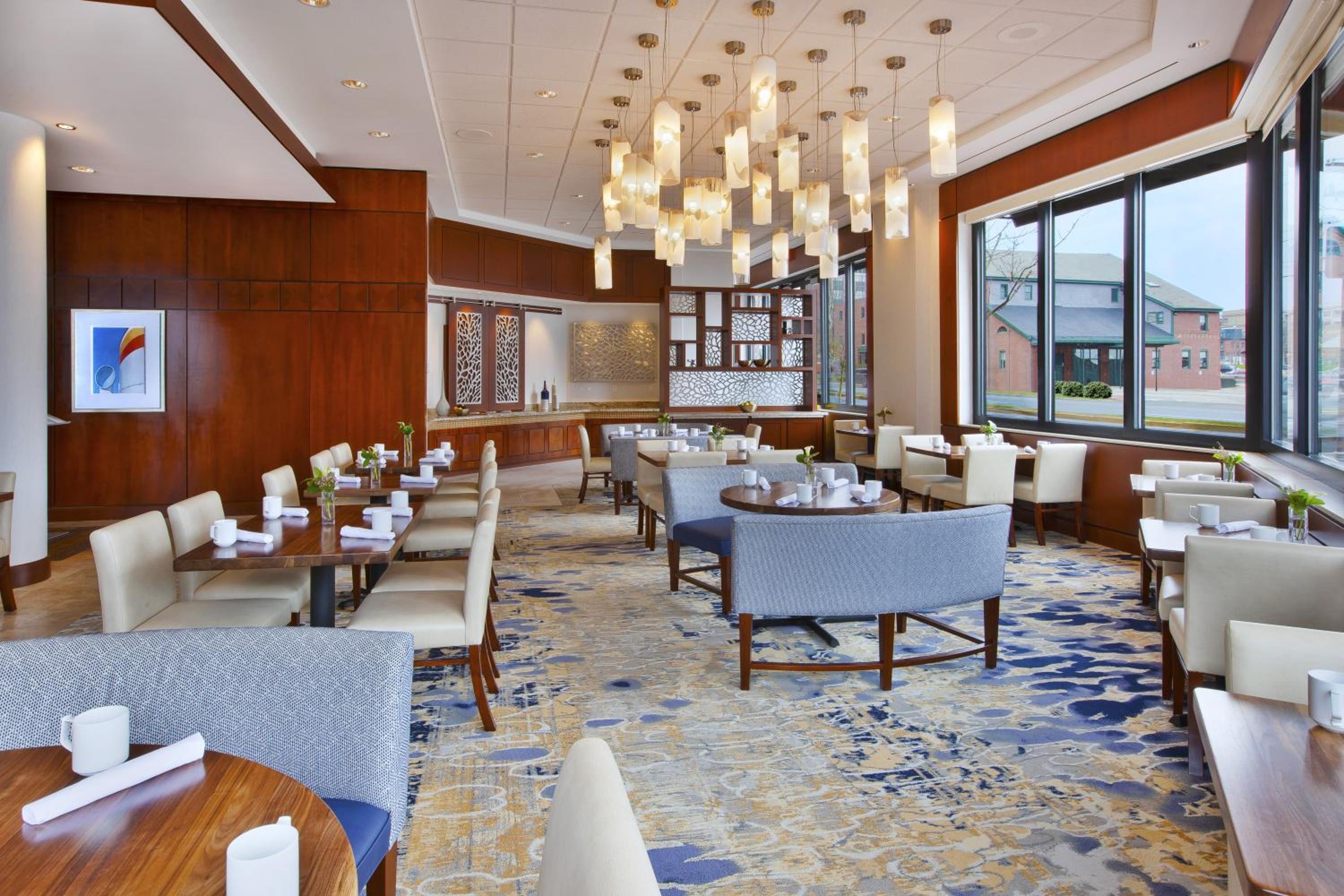 Queen Room with Water View and Sofa Bed - Photo 4