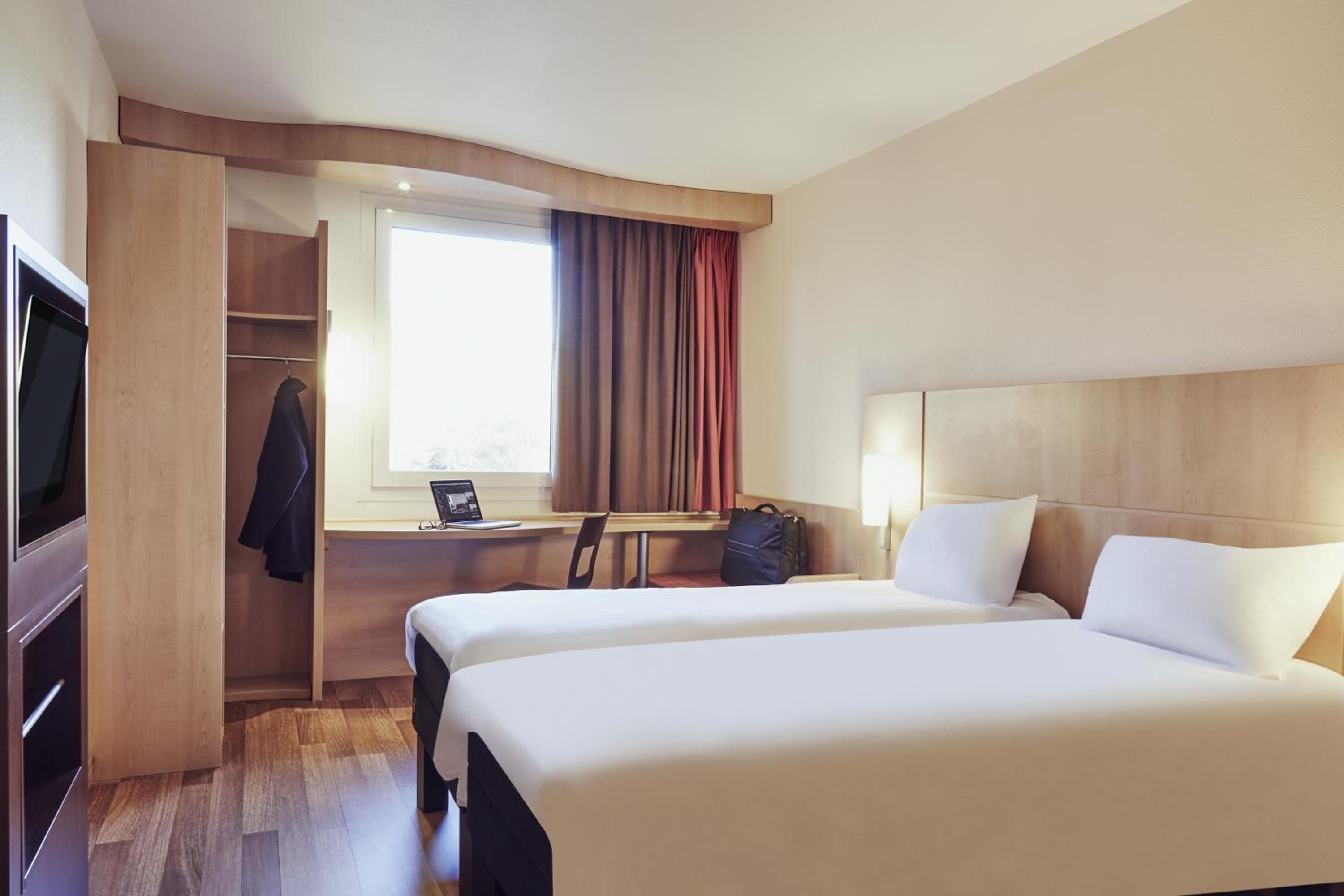 Standard Twin Room - Photo 7