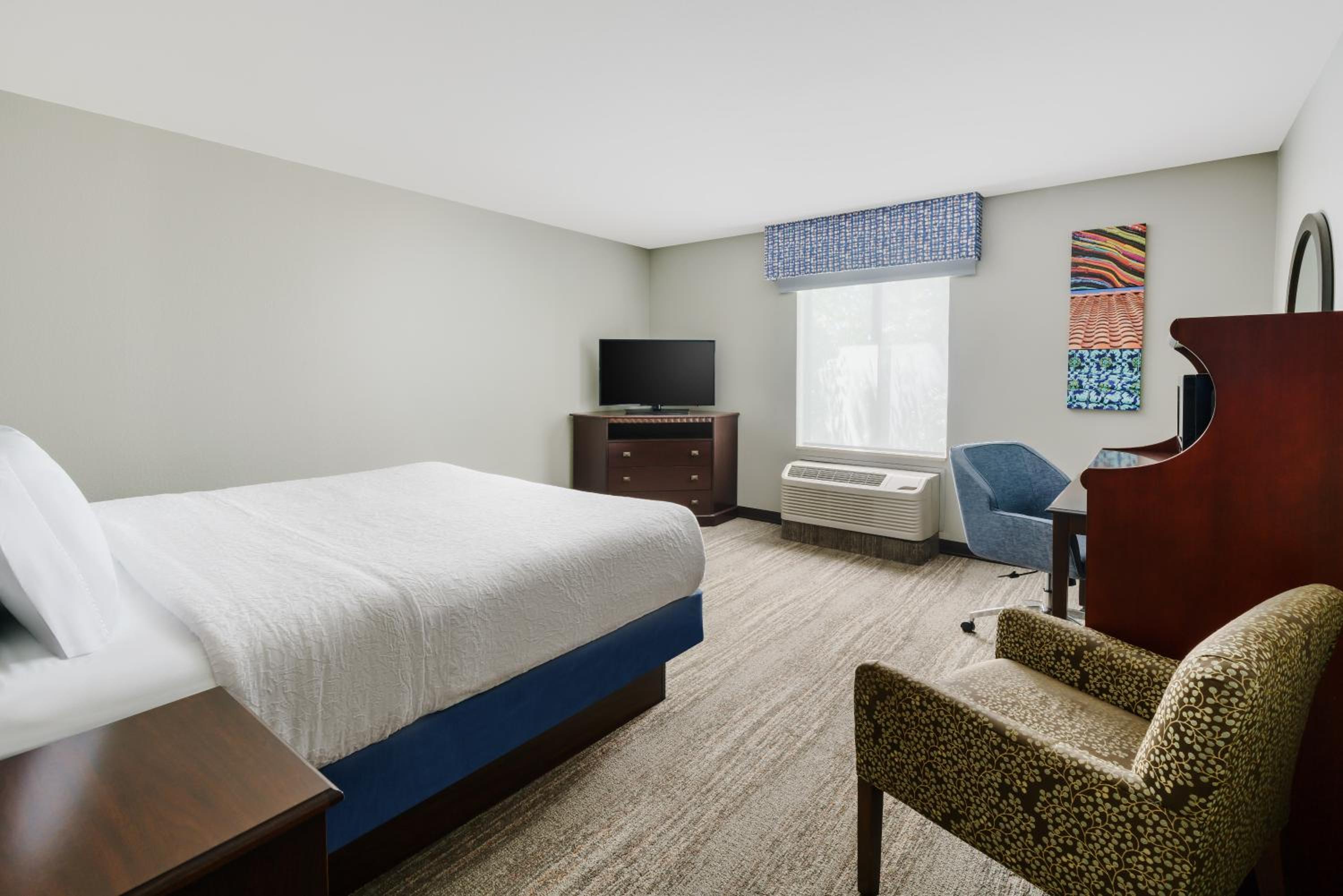 King Room with Accessible Tub - Mobility and Hearing Access/Non-Smoking - Photo 6