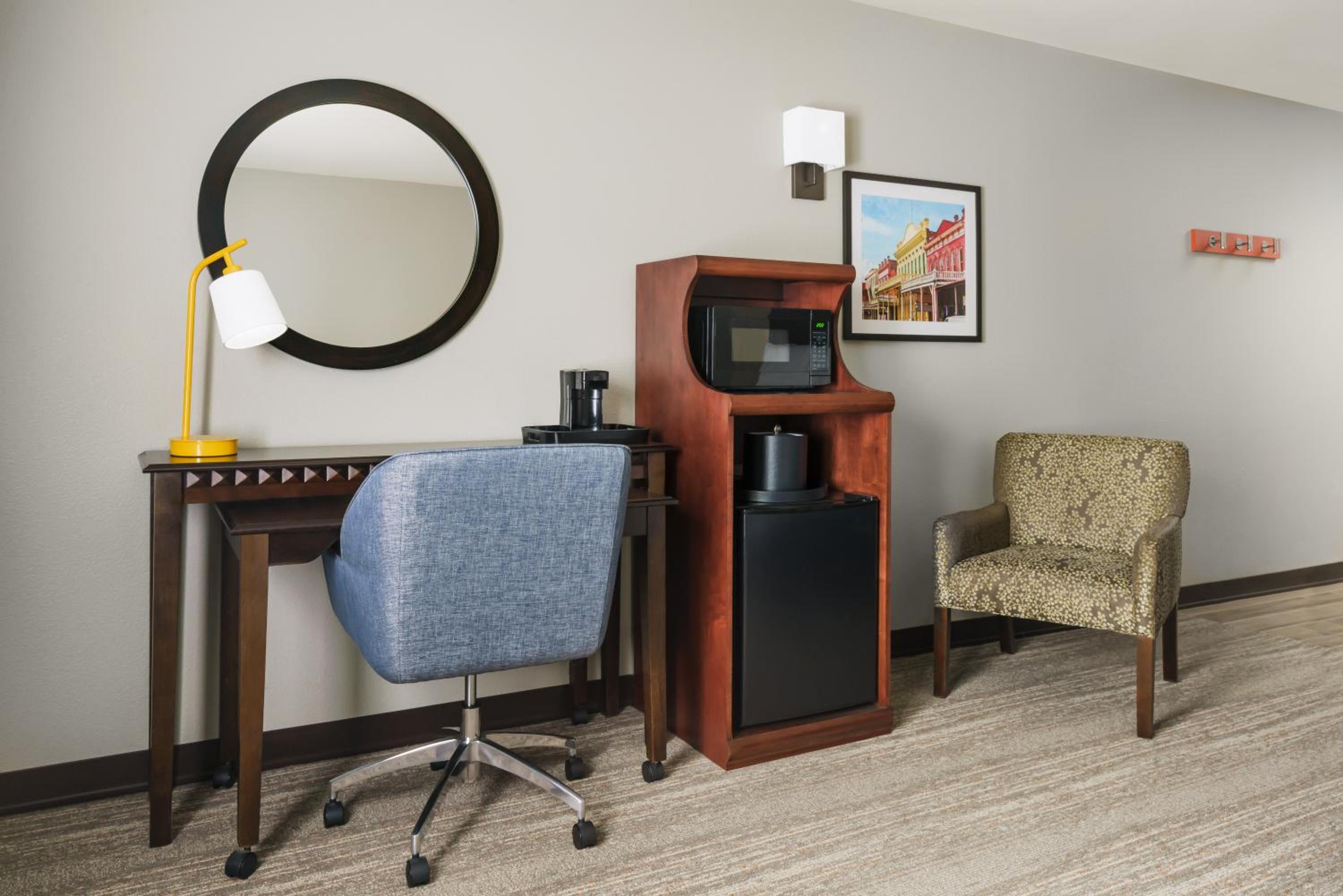 King Room with Accessible Tub - Mobility and Hearing Access/Non-Smoking - Photo 5