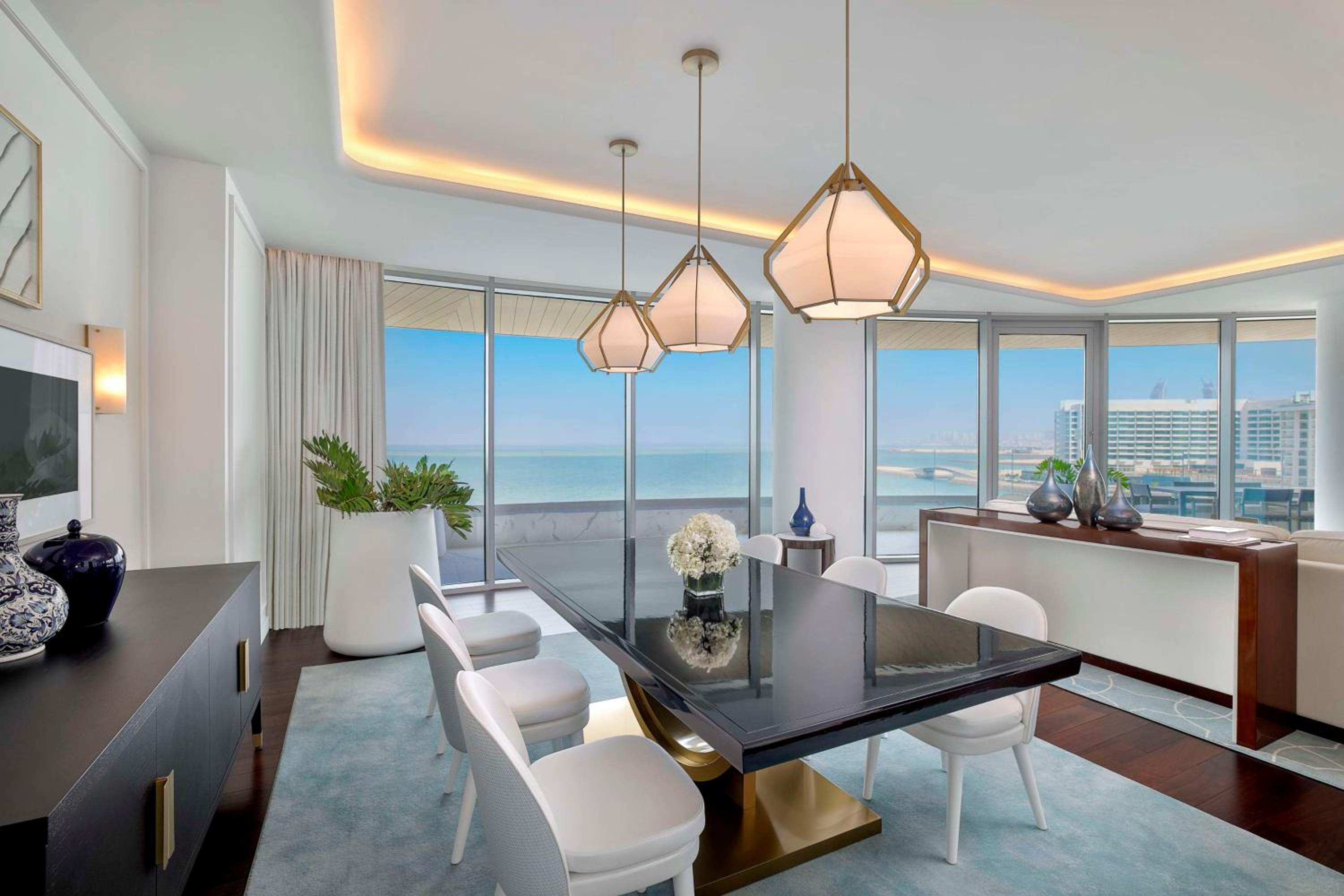 One-Bedroom Corner Suite with Sea View
