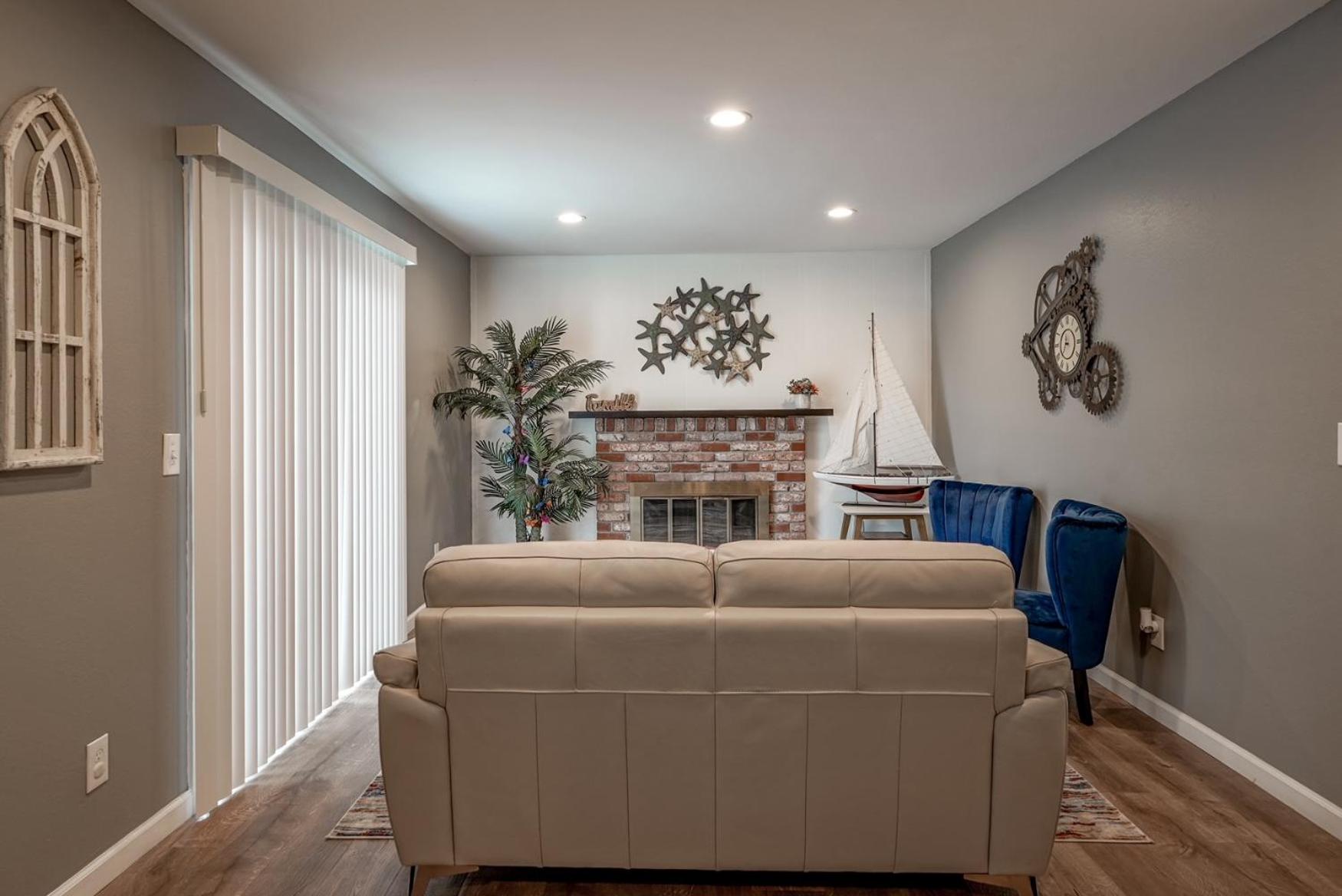 Three-Bedroom House photo 3