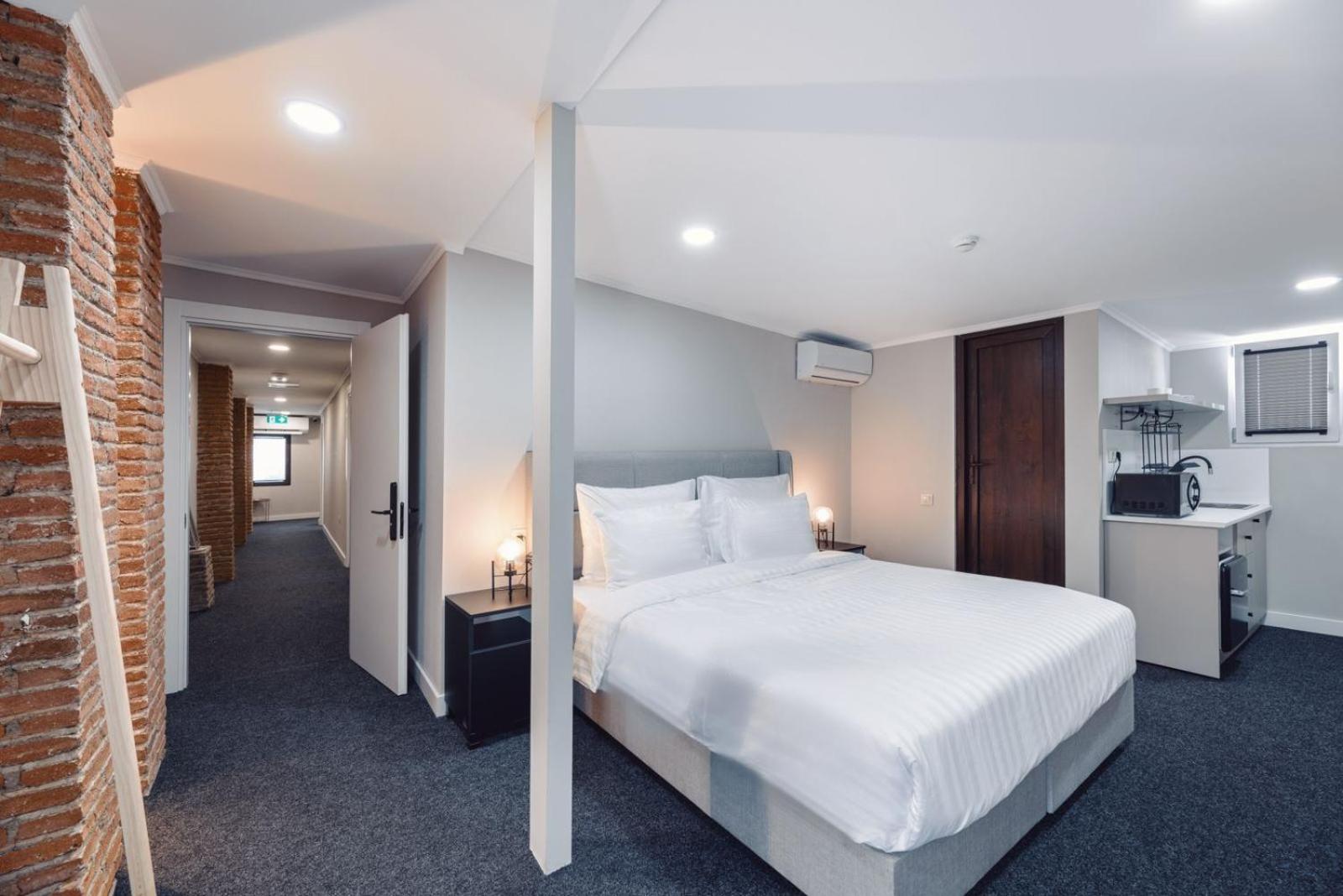 Double Room - Photo 8