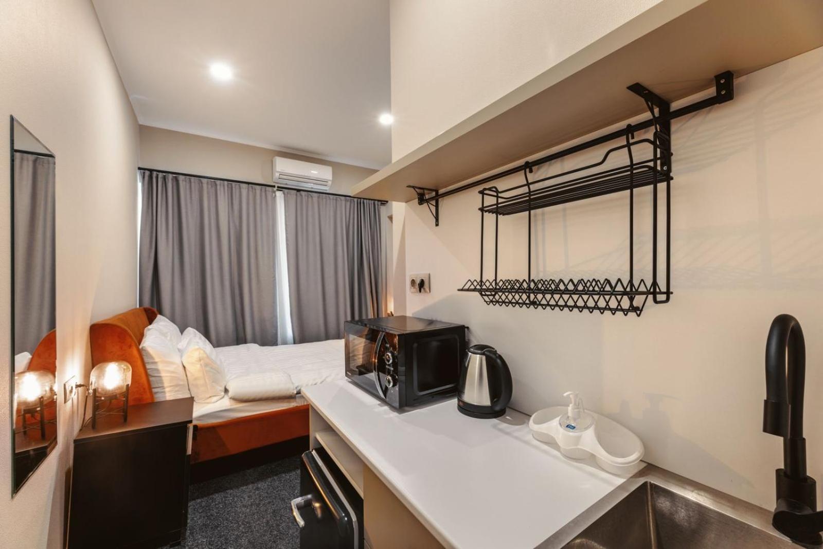 Double Room with Balcony - Photo 8