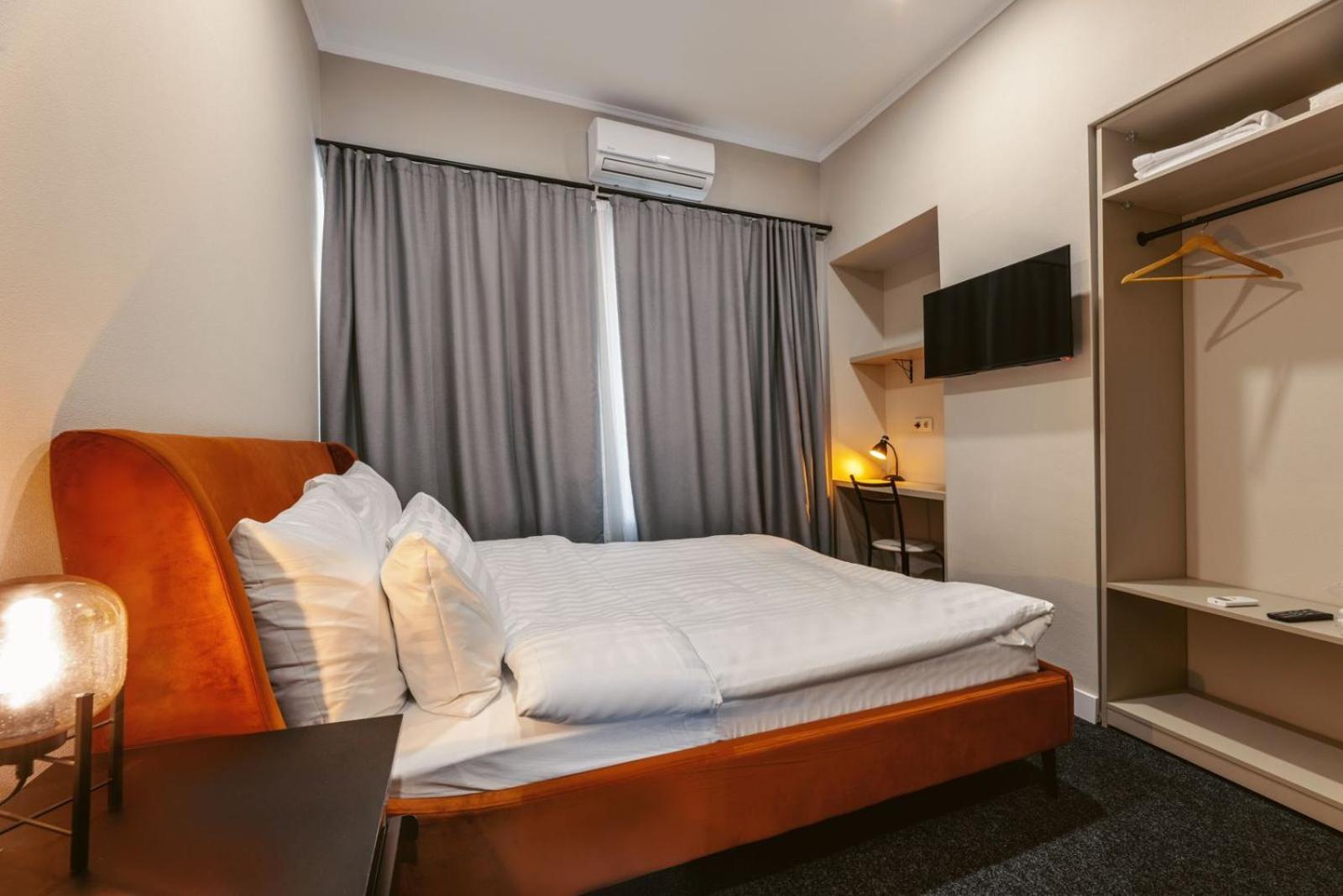 Double Room with Balcony - Photo 9