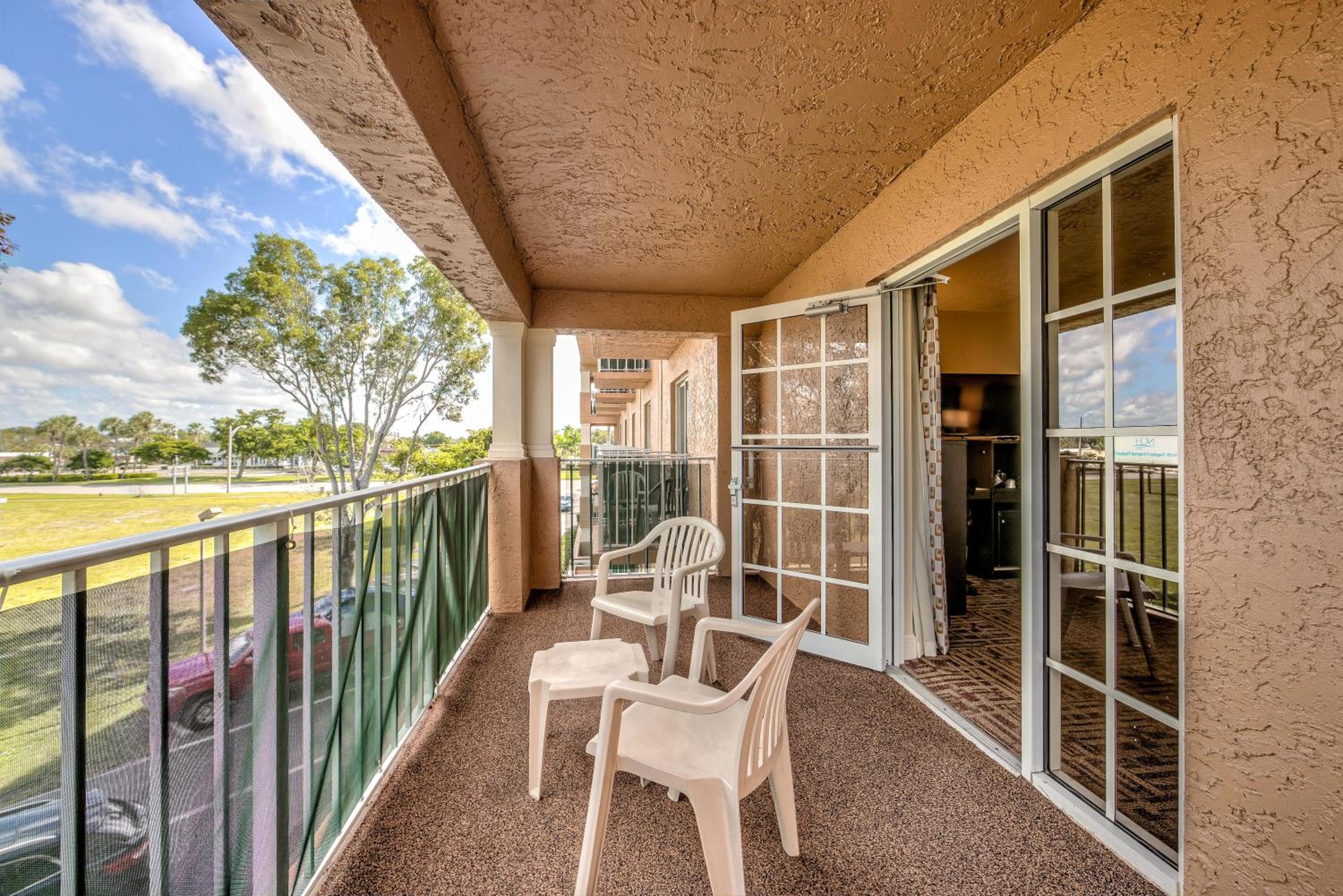 Double Room with Two Double Beds and Balcony - Photo 3