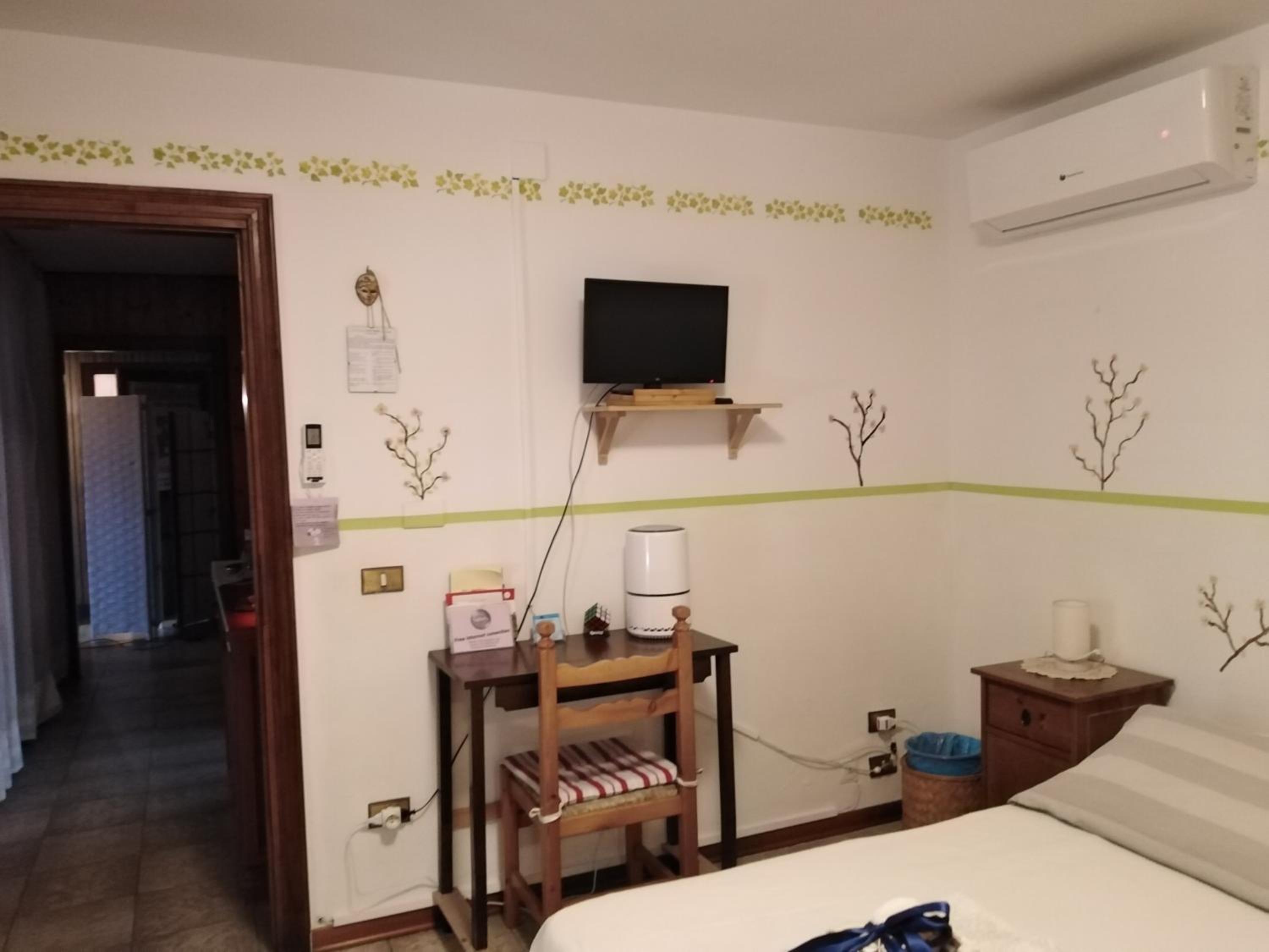 Double or Twin Room with Private External Bathroom - Photo 13