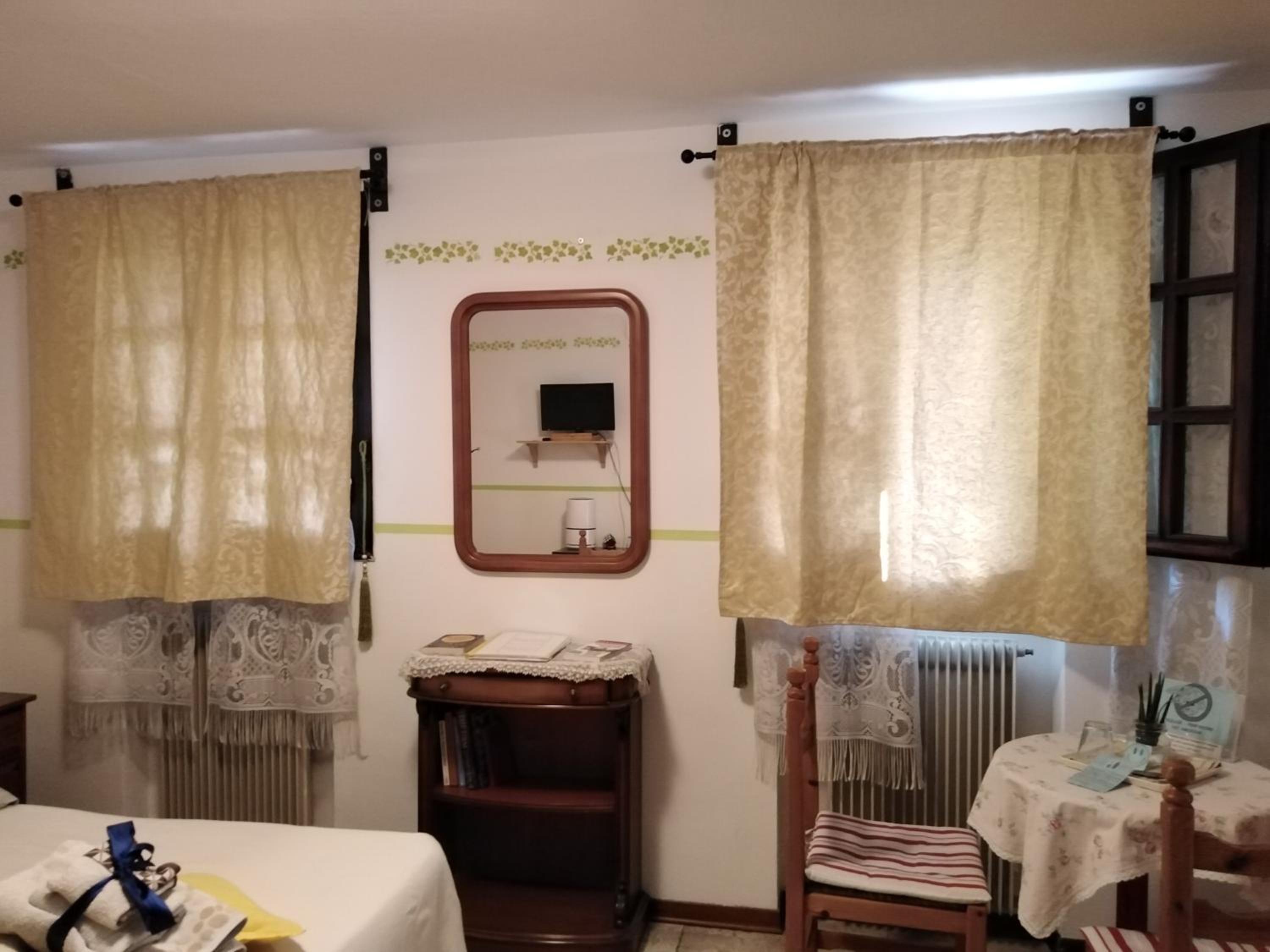 Double or Twin Room with Private External Bathroom - Photo 14