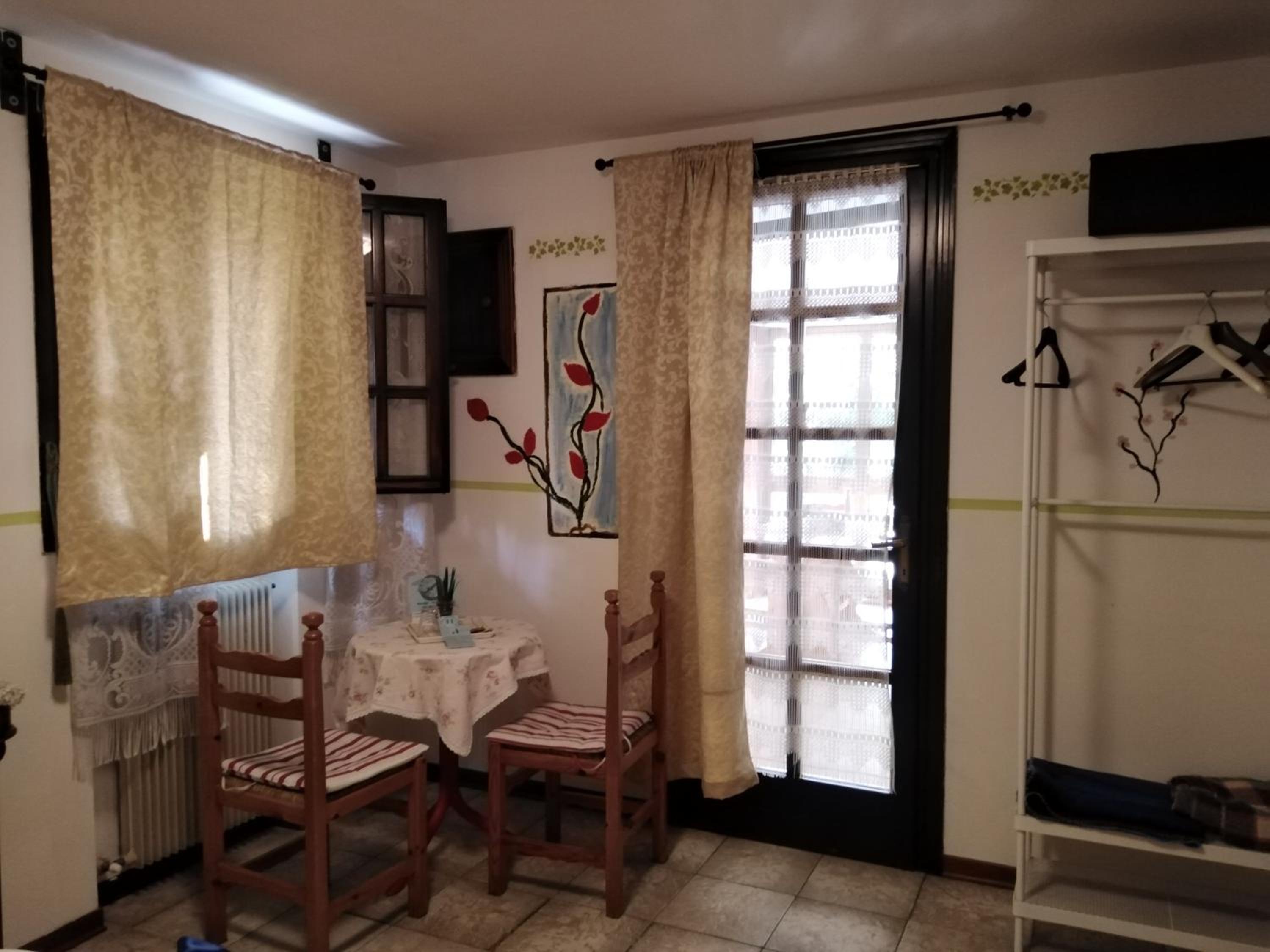 Double or Twin Room with Private External Bathroom - Photo 2