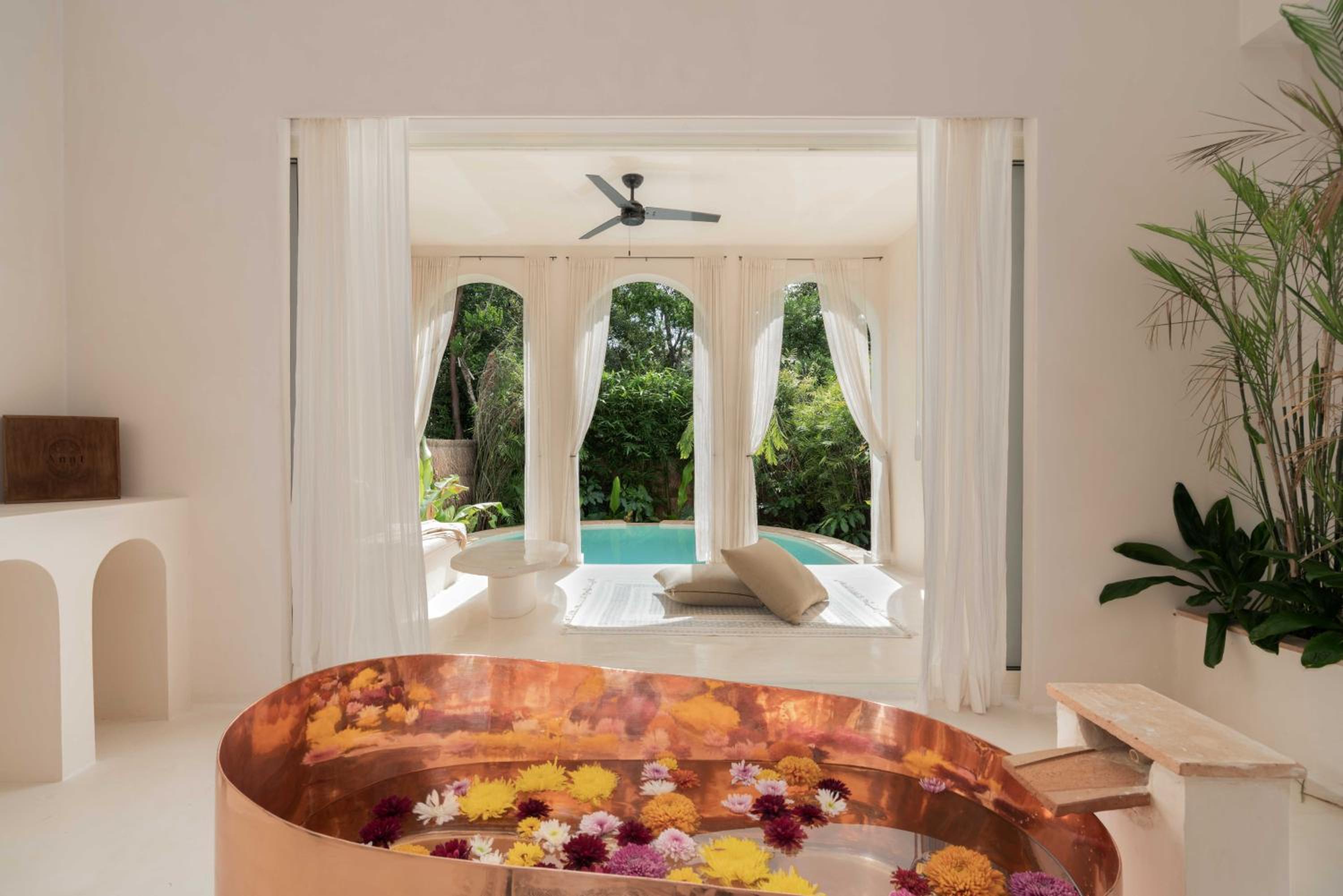 Suite with Private Pool - Photo 38