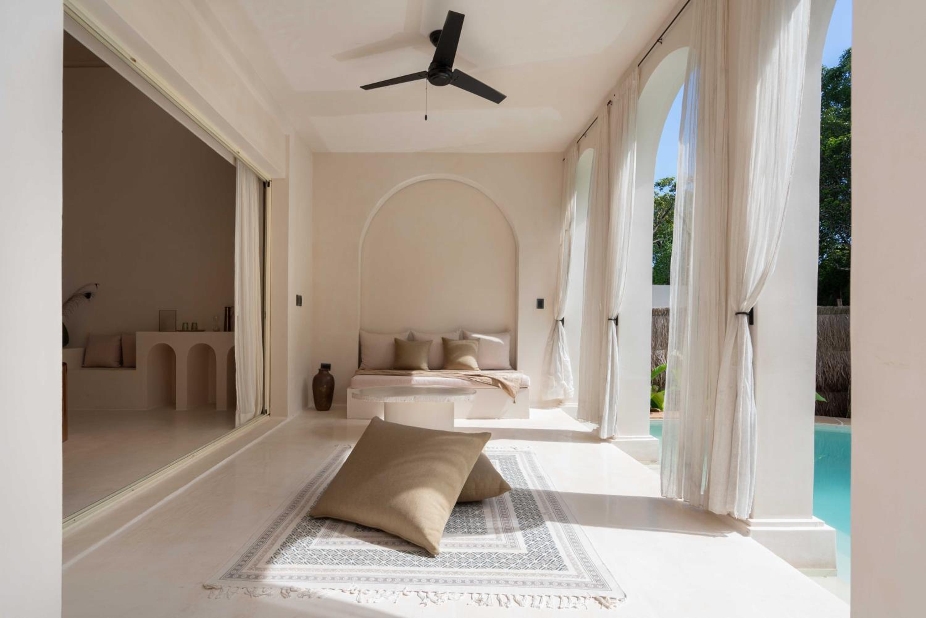 Suite with Private Pool - Photo 32