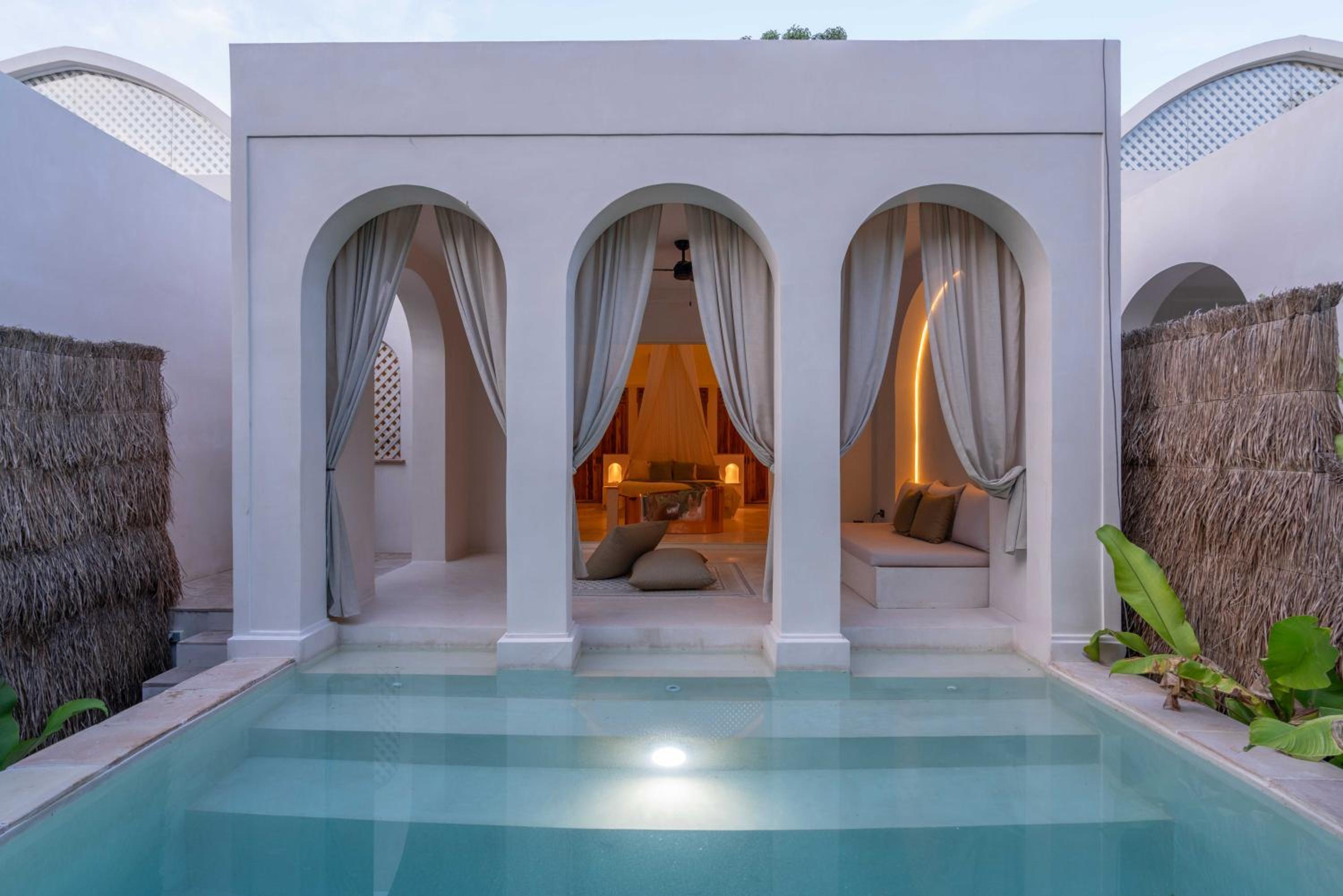 Suite with Private Pool - Photo 29