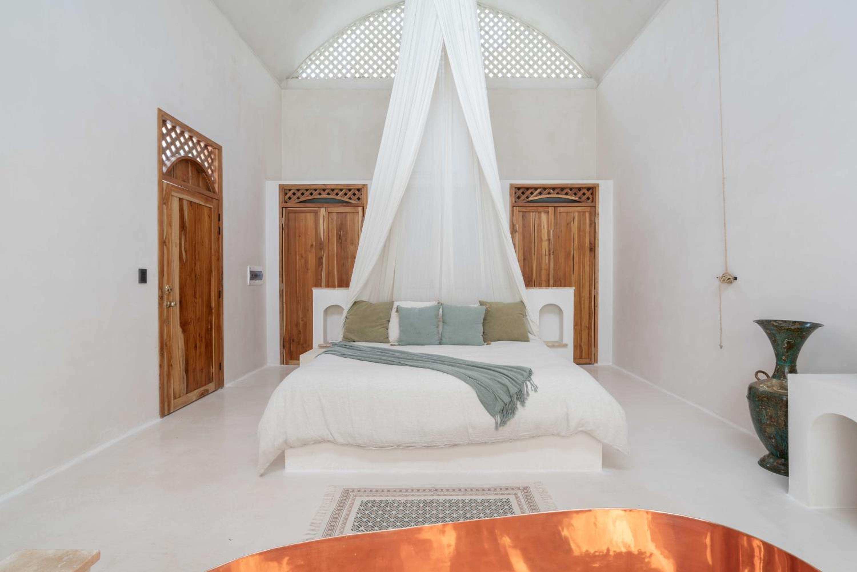 Suite with Private Pool - Photo 27