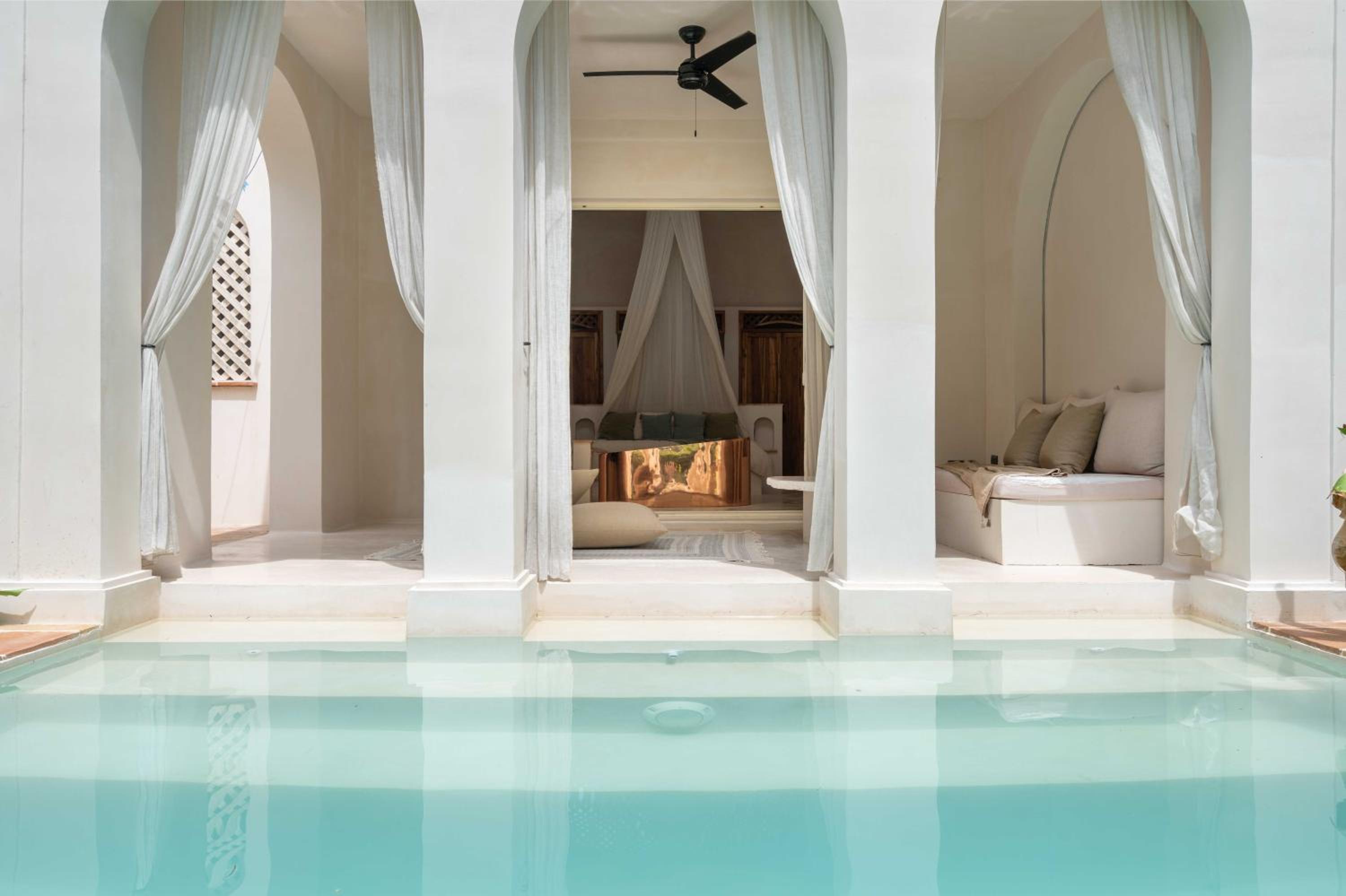 Suite with Private Pool - Photo 18